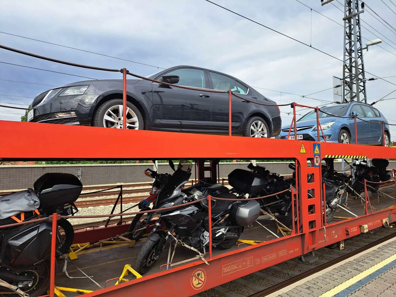 Vo Viedni pripojili autovlak s dvomi autami a 29 motorkami.