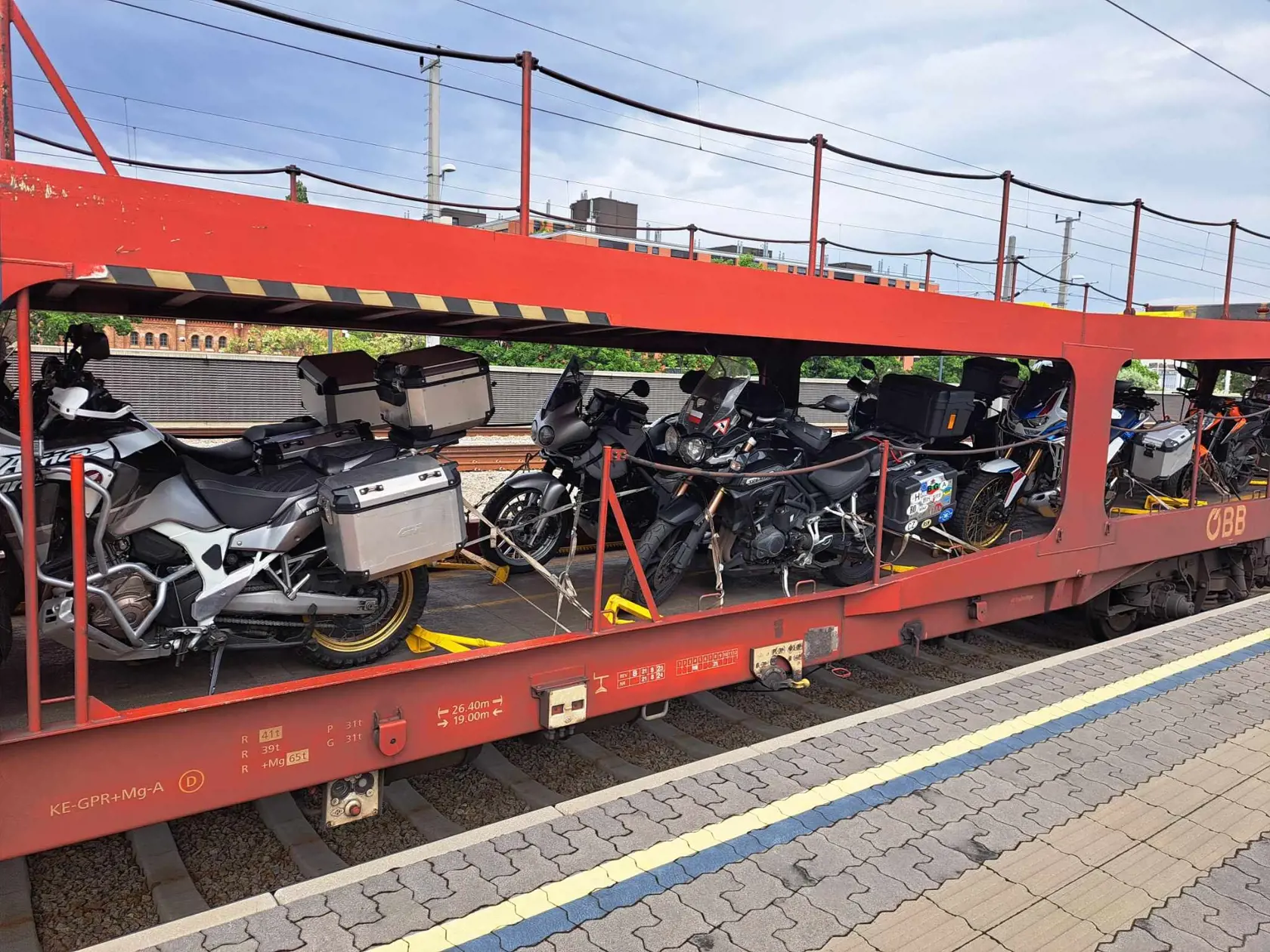 Vo Viedni pripojili autovlak s dvomi autami a 29 motorkami.