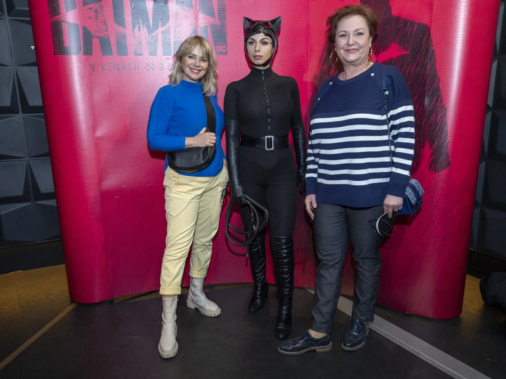 Premiéra filmu Batman. Na snímke Zuzana Vačková s kamarátkou. 
