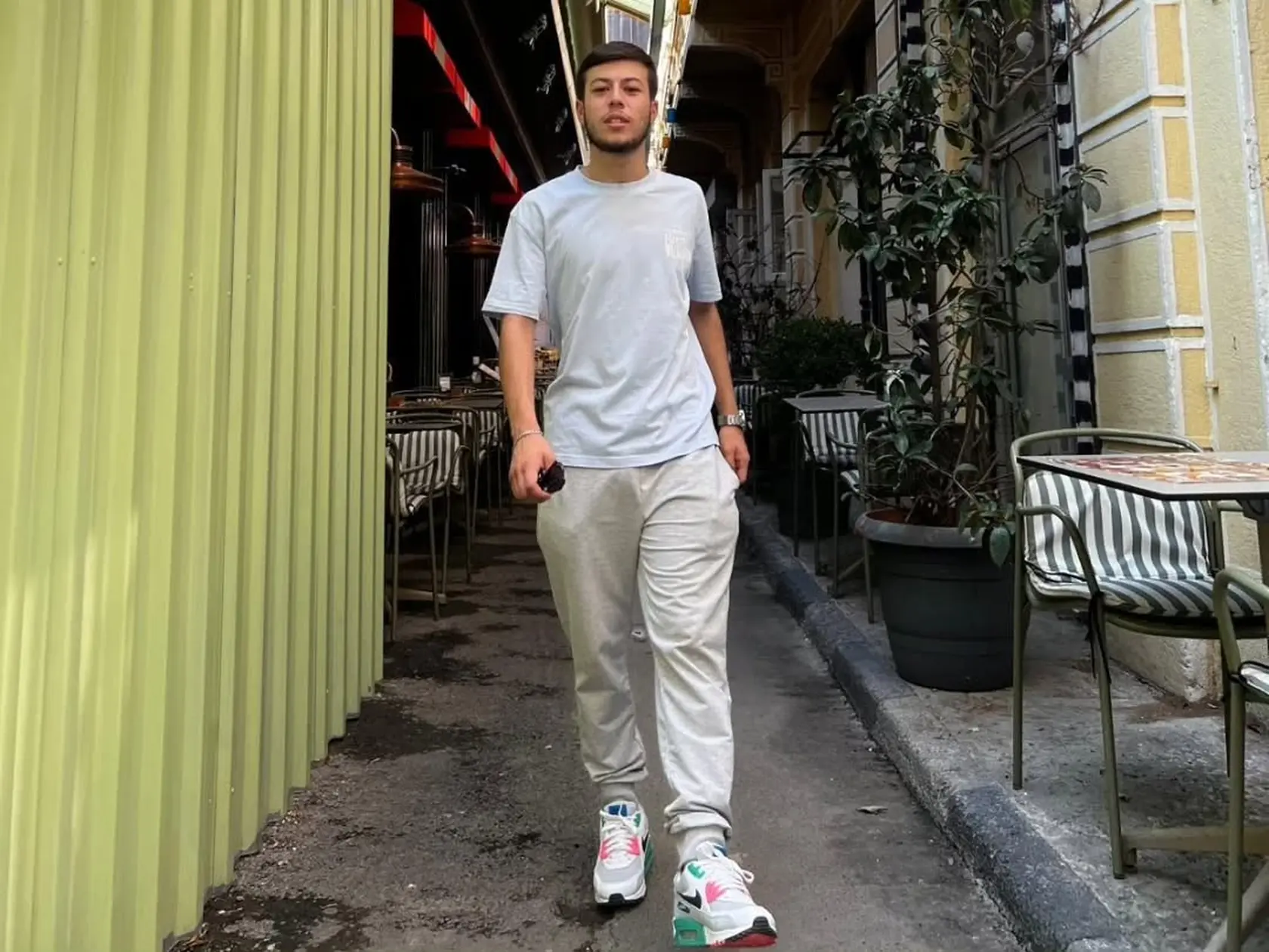 Alp Akar si zahral postavu Fikreta, známeho ako Fiko v Príbehu našej rodiny. Dnes má 19 rokov.