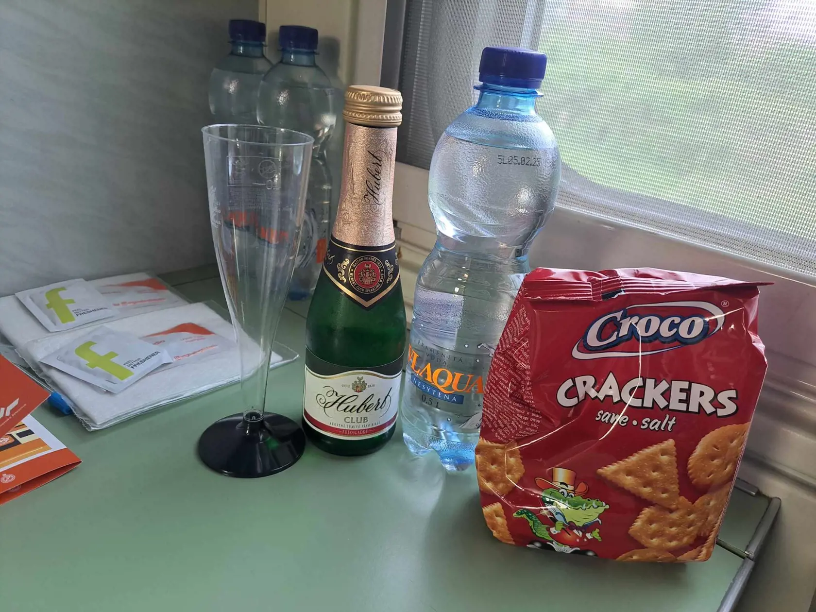 Uvítací balíček, ktorý dostanete vo vlaku - sekt, minerálka a slané krekry.