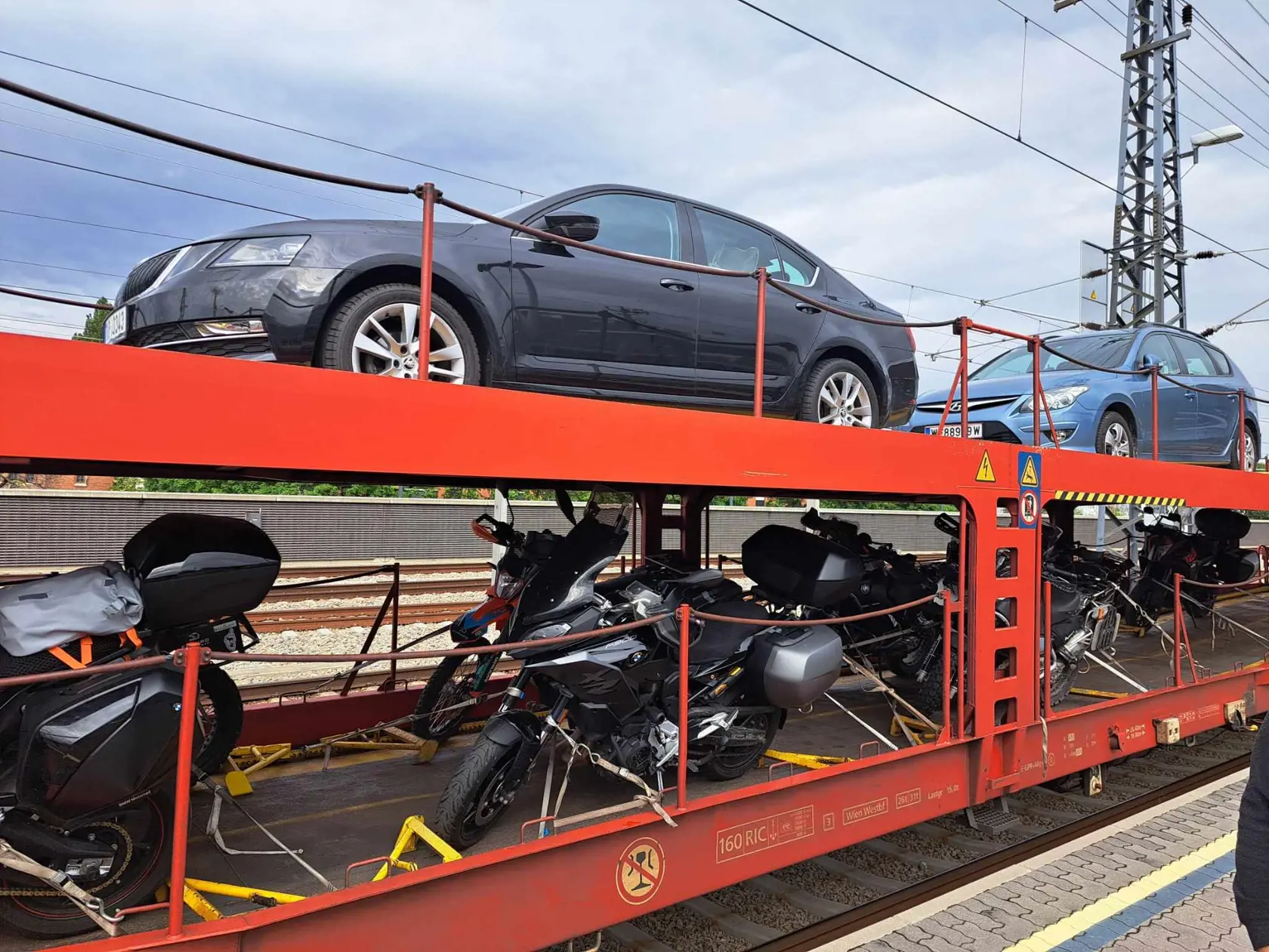 Vo Viedni pripojili autovlak s dvomi autami a 29 motorkami.