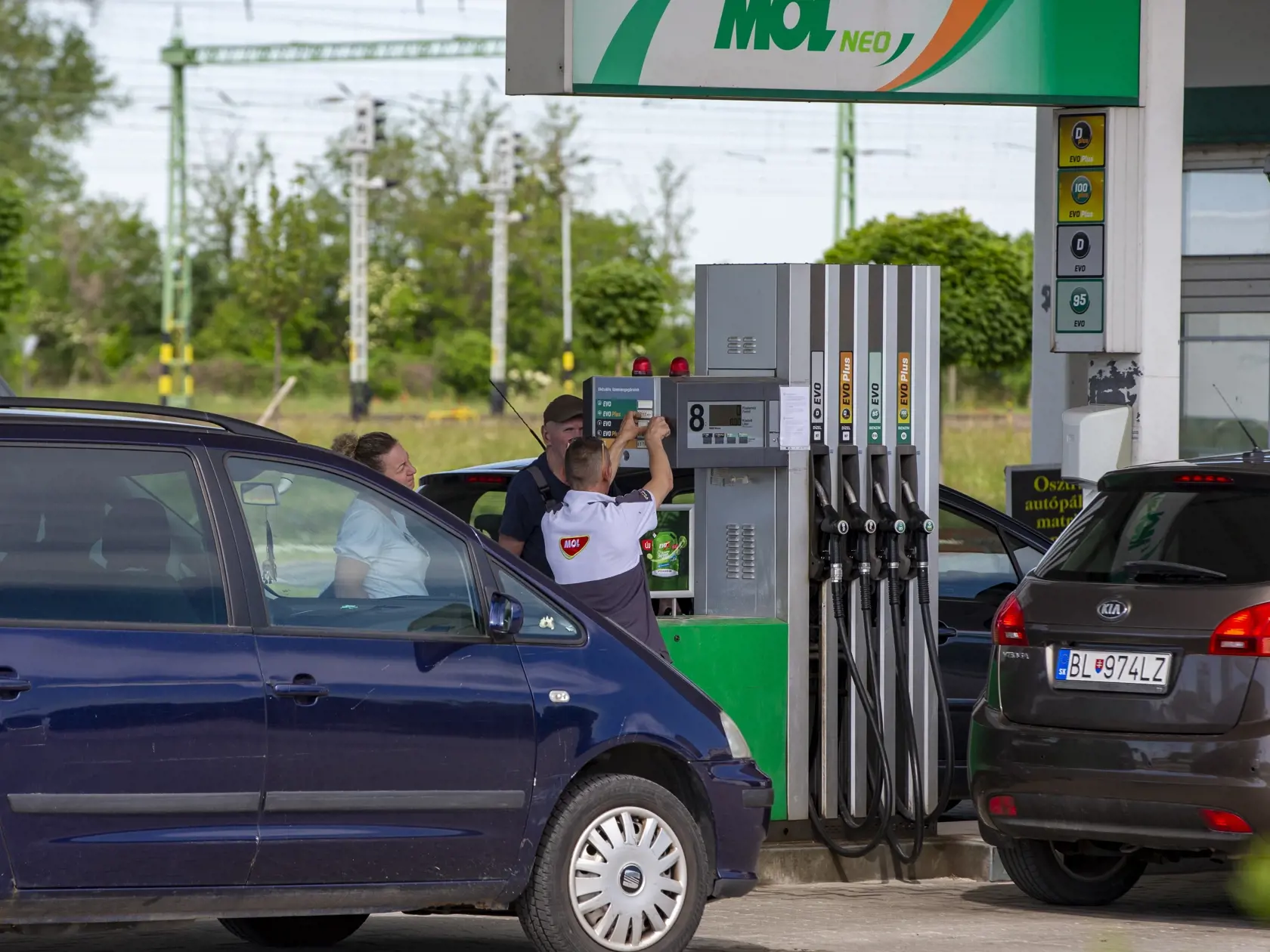 Na snímke je situácia na Maďarskej benzínovej pumpe kde slovenský vodiči už od 28. mája lacno nenatankujú. 