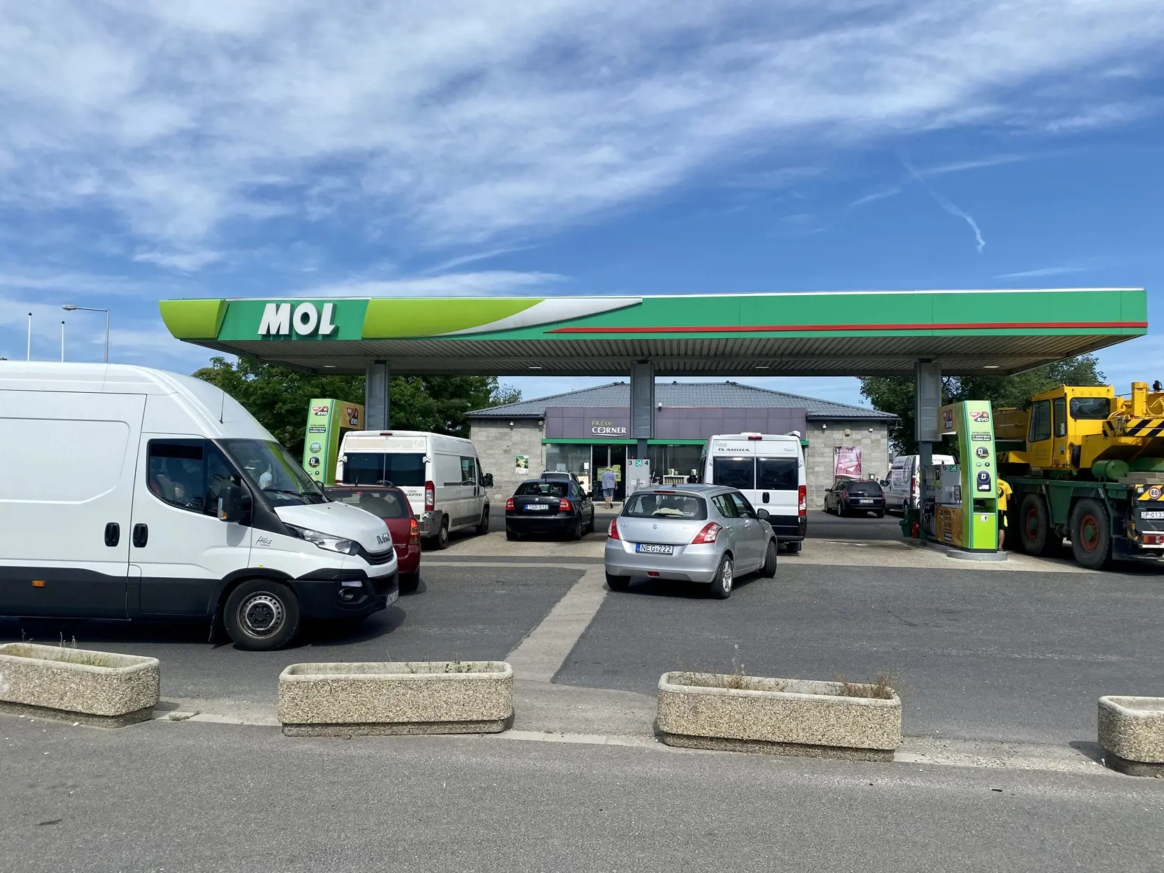 Obdobie lacnejšieho tankovania v Maďarsku sa pre Slovákov skončilo.