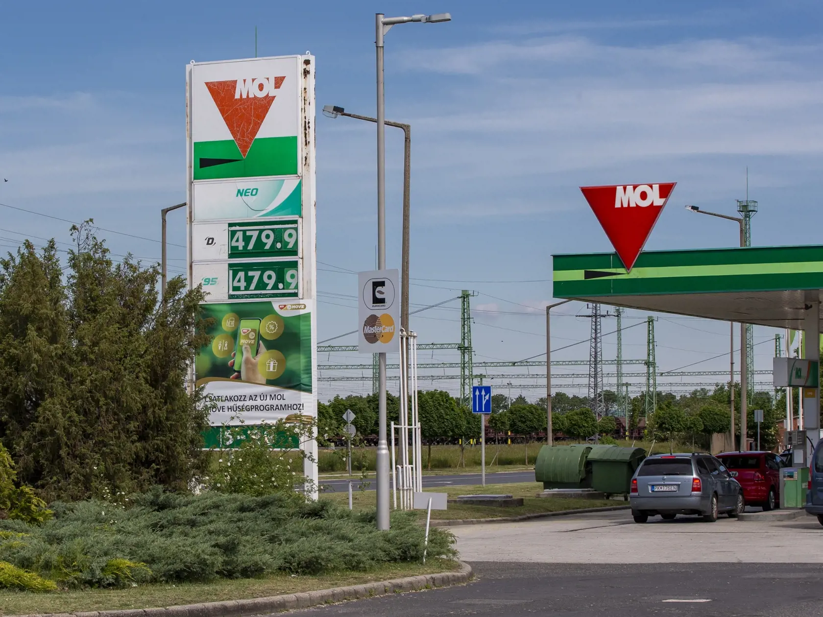 Na snímke je situácia na Maďarskej benzínovej pumpe kde slovenský vodiči už od 28. mája lacno nenatankujú. 