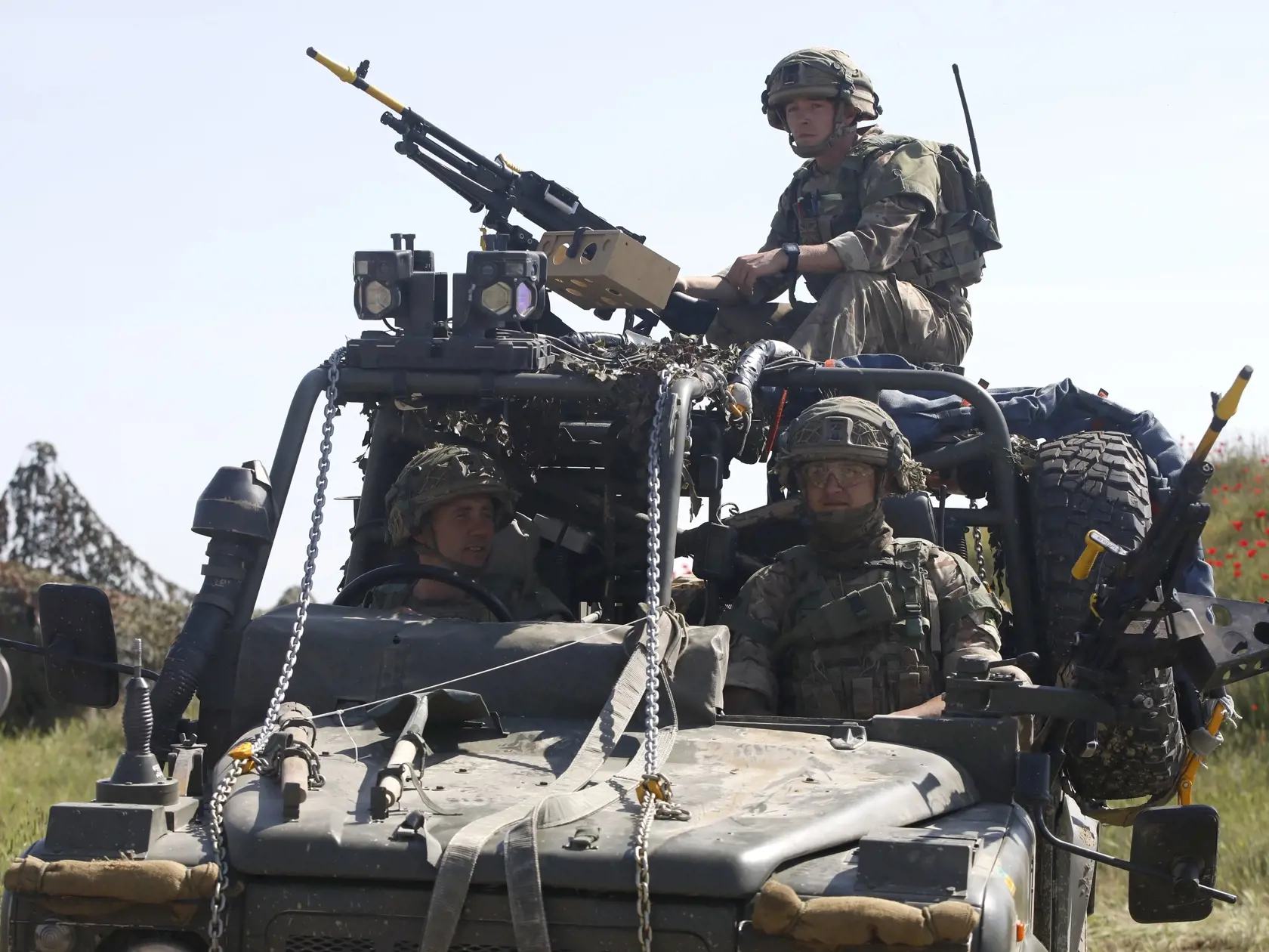 PK 4 Krivolak - Britskí vojaci zo 16. leteckej brigády počas vojenských cvičení NATO Swift Response 22 (Rýchla odozva) ponad armádnym výcvikovým areálom Krivolak v centrálnej časti Severného Macedónska vo štvrtok 12. mája 2022. Cvičenia sú zamerané na preukázanie pripravenosti nasadenia pozdĺž východnej hranice NATO a zahŕňajú napríklad zoskoky s padákom na rôznych miestach krajiny. Na manévroch sa zúčastňuje zhruba 10.000 vojakov z 19 krajín. FOTO TASR/AP

British soldiers from the 16 Air Assau