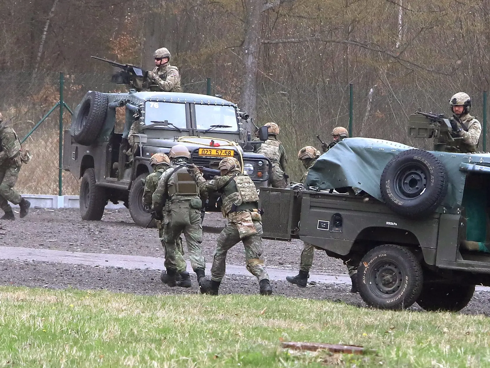 Ozbrojené sily Slovenskej republiky (OS SR) zorganizovali spolu s mnohonárodnou jednotkou NATO na Slovensku mediálne podujatie v priestore centra výcviku Lešť s ukážkou spoločného výcviku jednotiek 43. výsadkového práporu Armády ČR, 52. výsadkového práporu OS SR a 65. prieskumného práporu OS SR s využitím vrtuľníkov UH-60 a ľahkých bojových vozidiel LR 130 Kajman. Lešť, 28. apríla 2022. FOTO TASR - Ján Krošlák