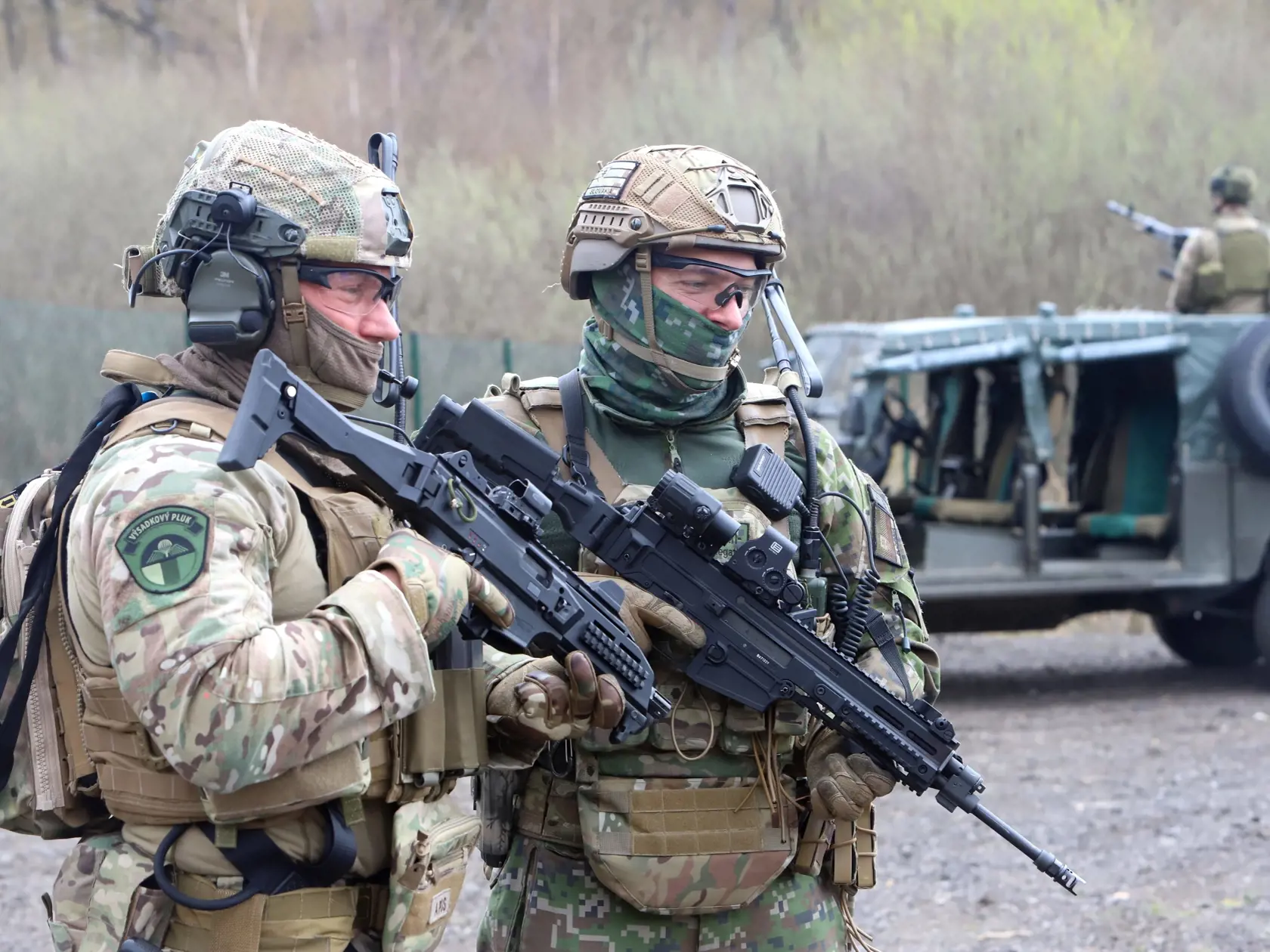 Ozbrojené sily Slovenskej republiky (OS SR) zorganizovali spolu s mnohonárodnou jednotkou NATO na Slovensku mediálne podujatie v priestore centra výcviku Lešť s ukážkou spoločného výcviku jednotiek 43. výsadkového práporu Armády ČR, 52. výsadkového práporu OS SR a 65. prieskumného práporu OS SR s využitím vrtuľníkov UH-60 a ľahkých bojových vozidiel LR 130 Kajman. Lešť, 28. apríla 2022. FOTO TASR - Ján Krošlák