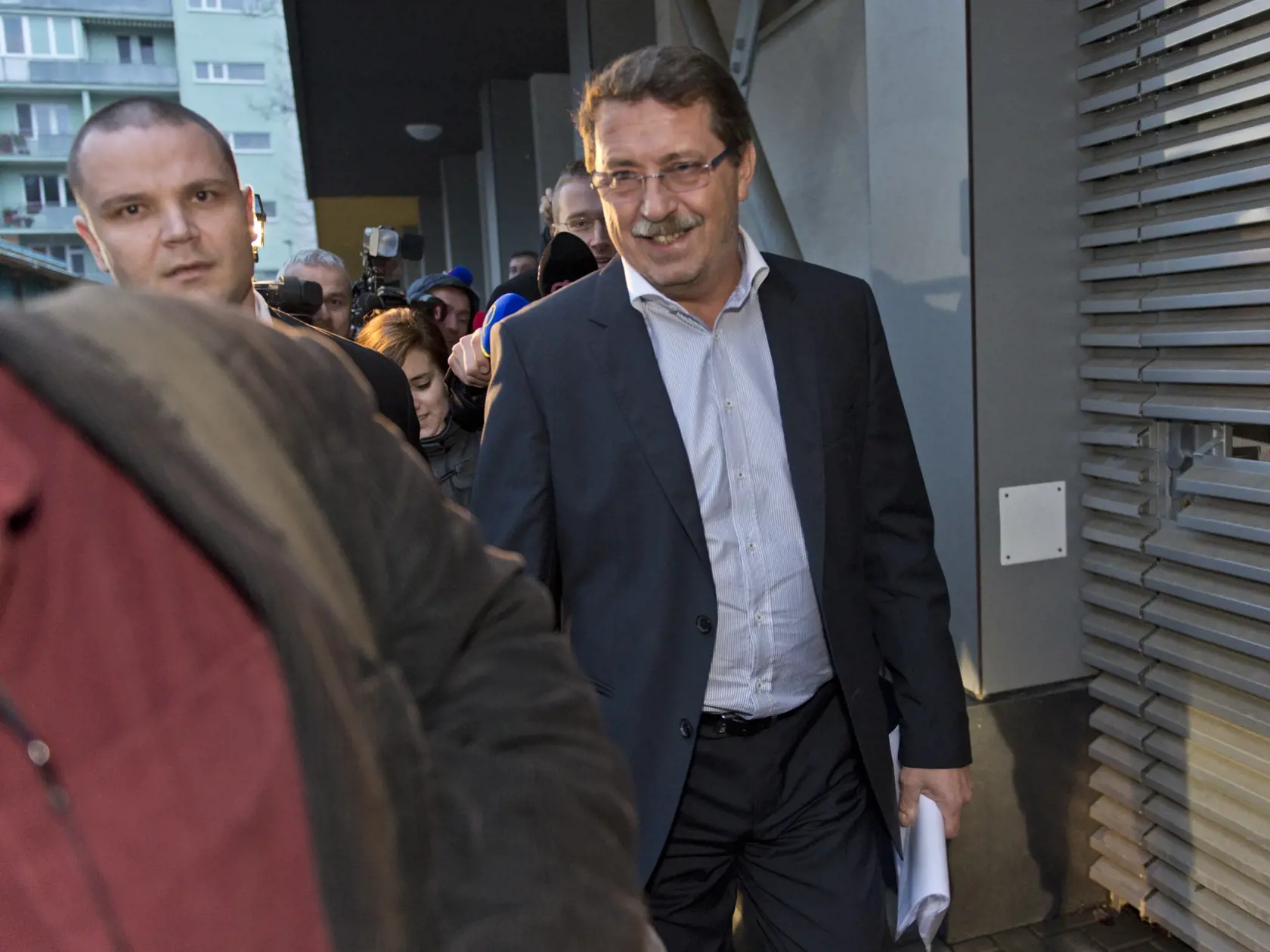 Archívne foto. Odstupujúci predseda parlamentu Pavol Paška odchádza po rokovaní užšieho vedenia strany SMER-SD 18. novembra 2014 v sídle strany v Bratislave. FOTO TASR  - Pavel Neubauer.