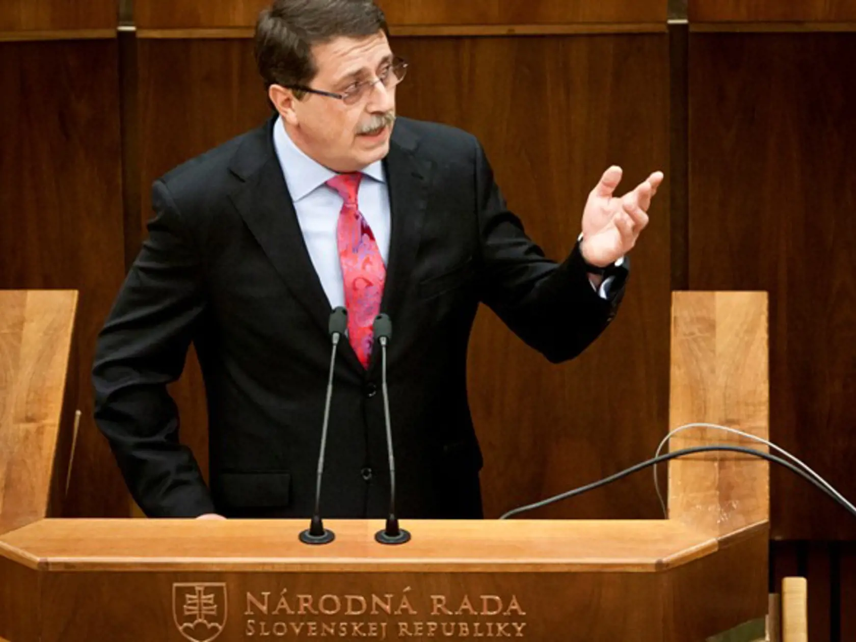 Archívne foto. Predseda NR SR Pavol Paška počas rokovania mimoriadnej 15. schôdze Národnej rady SR. Bratislava, 14. február 2013. Foto: SITA/Diana Černáková