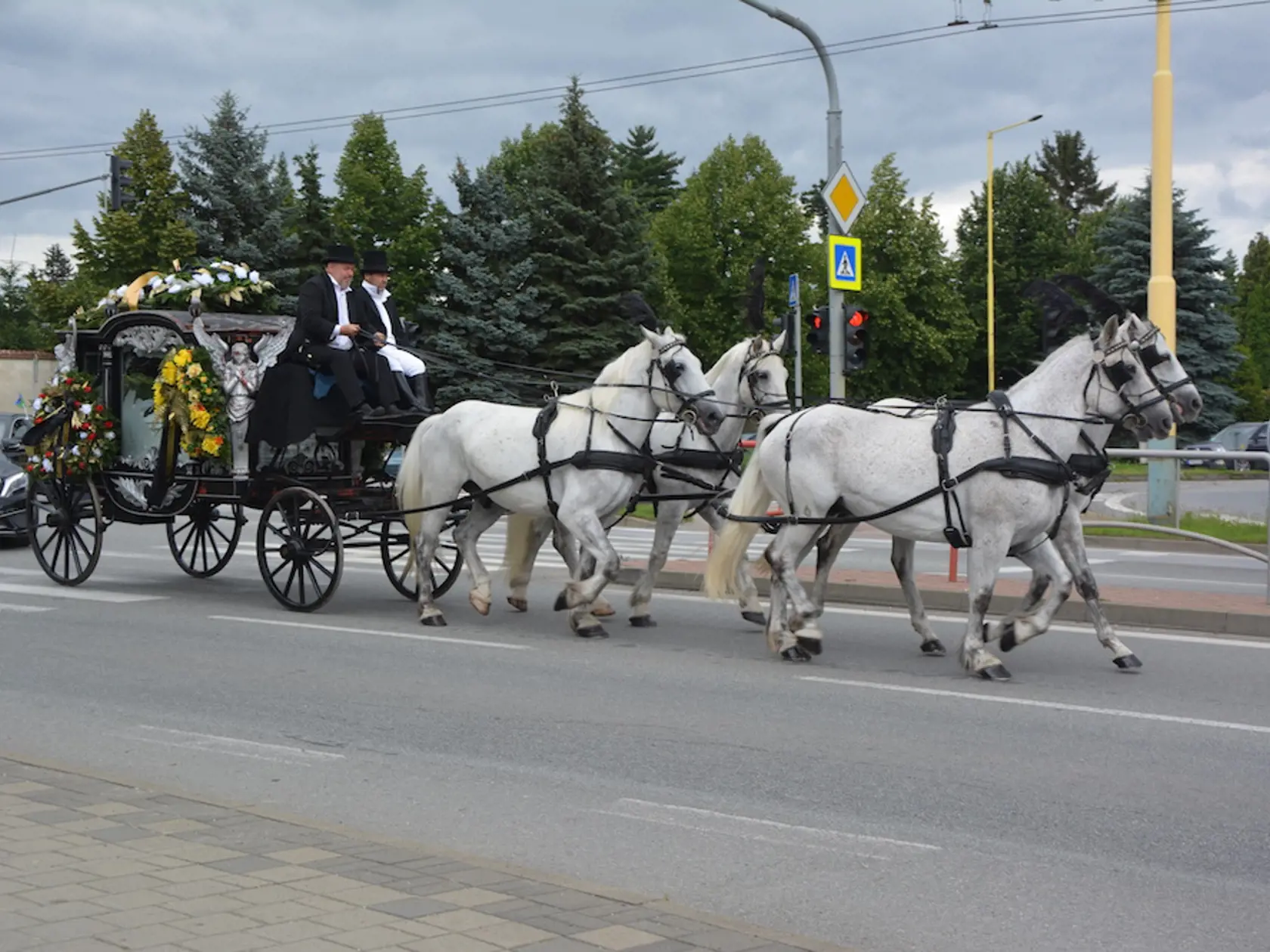 Pohrebný koč na jednej z najrušnejších križovatiek v Prešove.