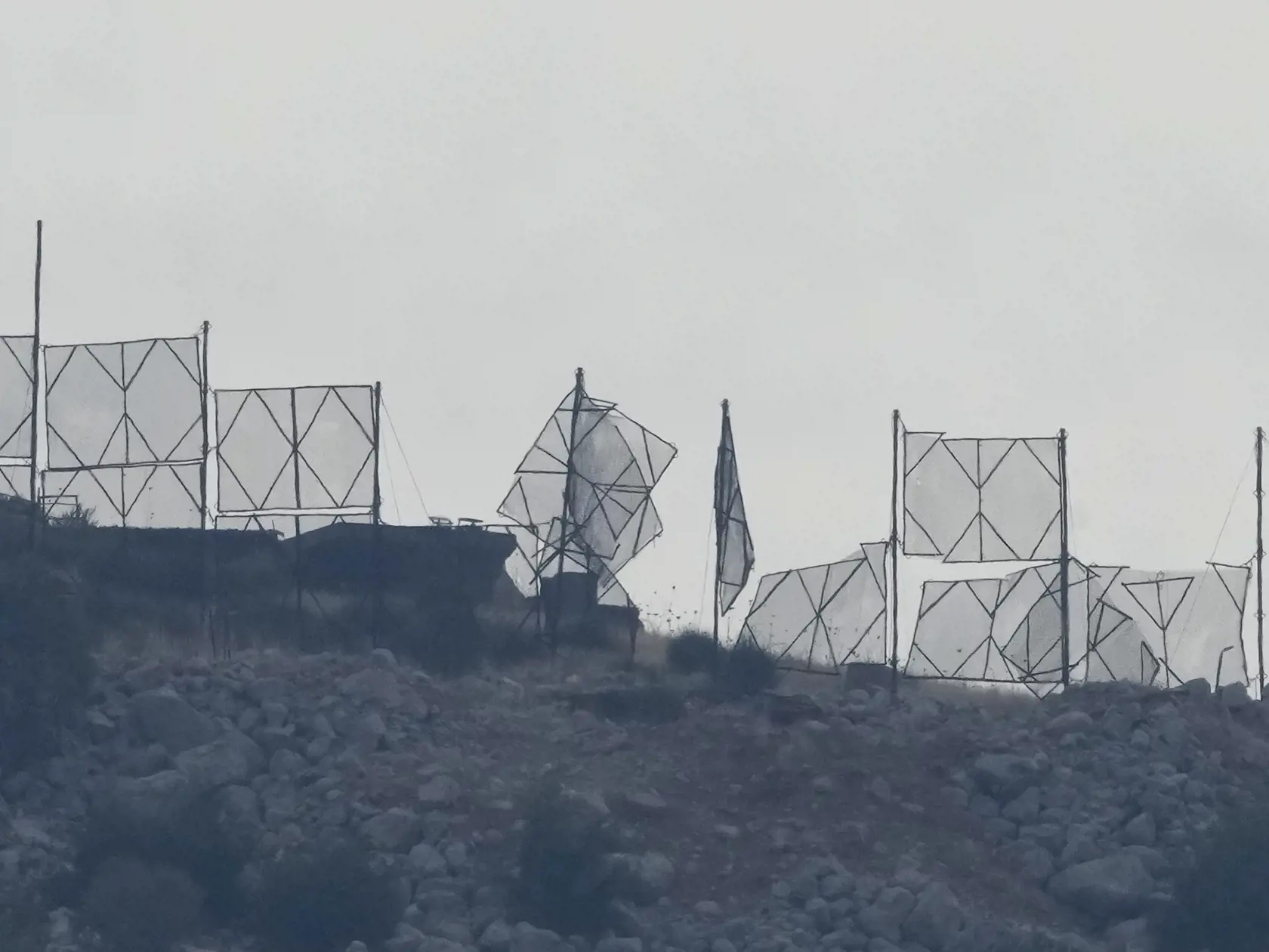 JB 9 Kfar Chúba - Plot izraelskej vojenskej pozície je zničený po útoku libanonského hnutia Hizballáh   v okupovanej oblasti neďaleko hraníc s Libanonom v dedine Kfar Chúba 8. októbra 2023. Libanonské hnutie Hizballáh sa v nedeľu prihlásilo k zodpovednosti za útoky na izraelské pozície v oblasti neďaleko hraníc s Libanonom. TASR správu prevzala z agentúr AP, DPA a webovej stránky denníka The Guardian. Hizballáh podľa svojich vyjadrení útokmi cielil na izraelské pozície v oblasti tzv. fariem Šibá