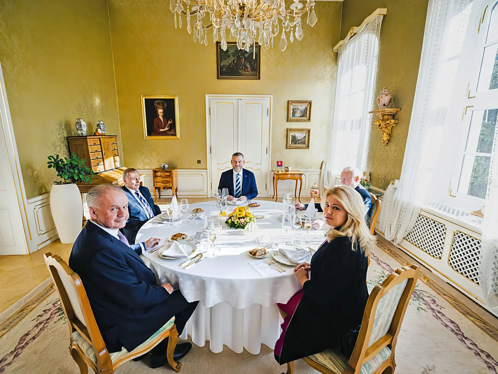 Peter Pellegrini hostil za jedným stolom bývalé hlavy štátu.