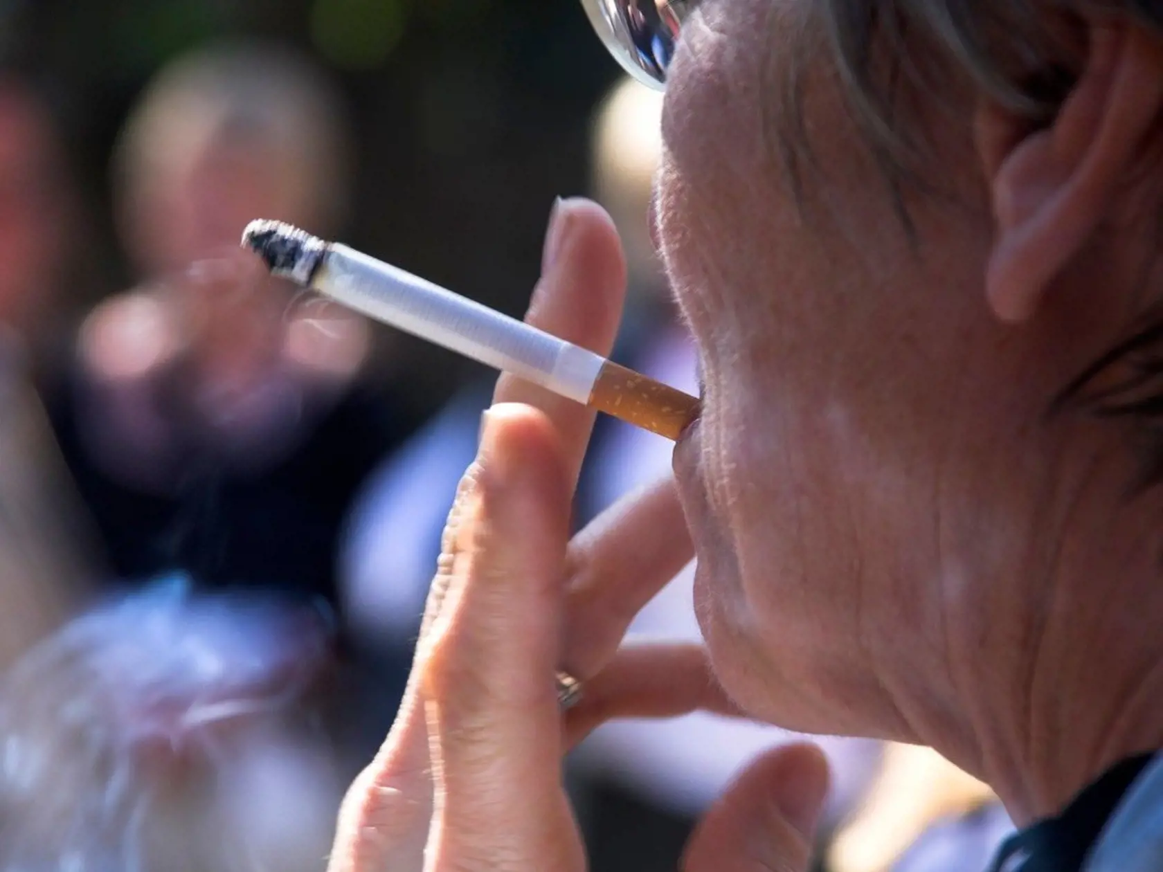 Minulý rok výskum publikovaný Maastrichtskou univerzitou ukázal, že náklady na fajčenie sa pre fajčiarov stávajú problémom až vtedy, keď ceny cigariet enormne stúpnu.