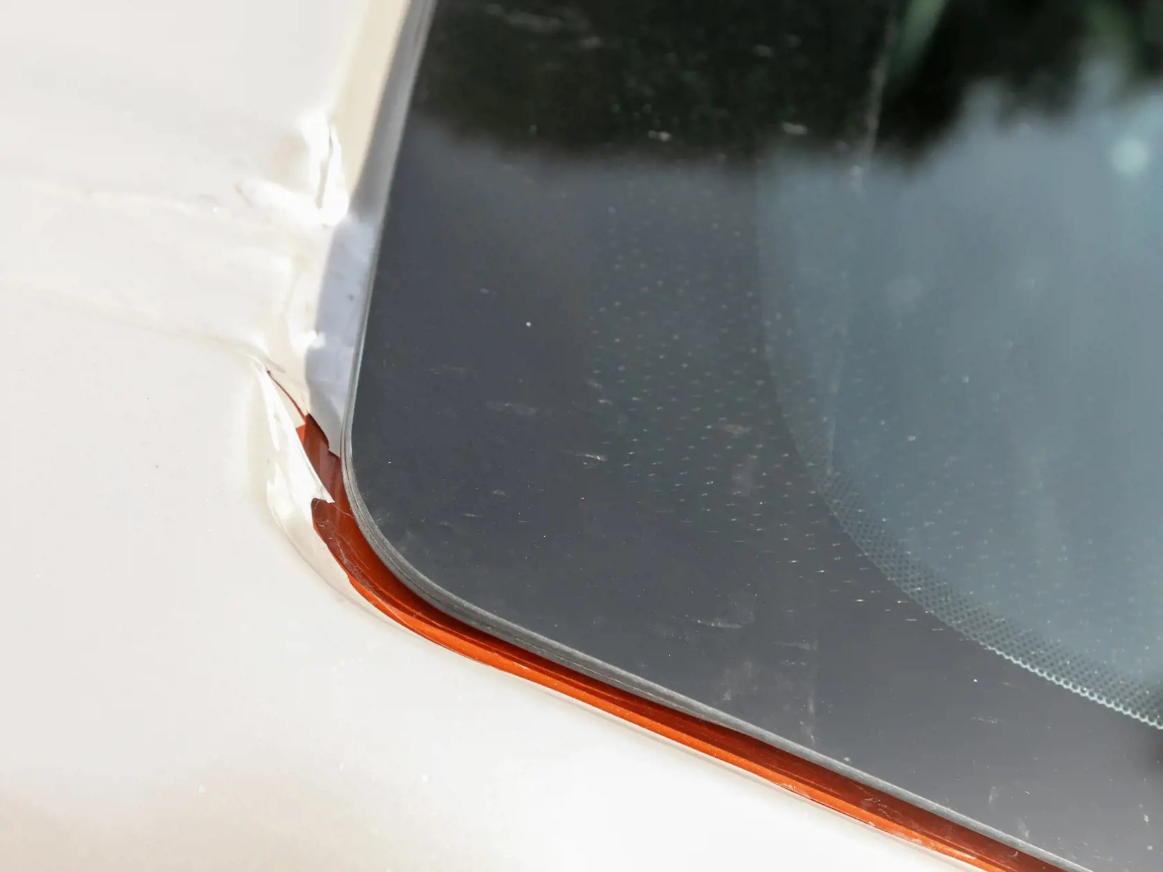 Fóliu, ktorú na auto lepila trnavská firma, bola takto nalepená.
