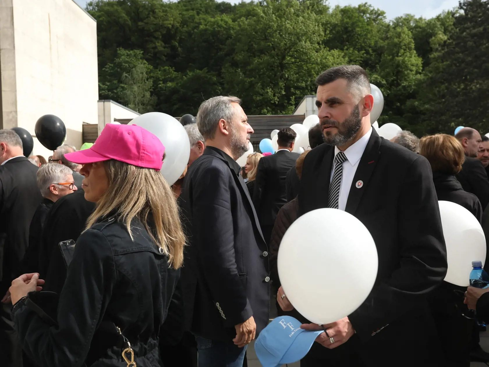 Pohreb Fedora Flašíka: Na záver vypustili smútiaci do neba balóny modrej, bielej a čiernej farby.
