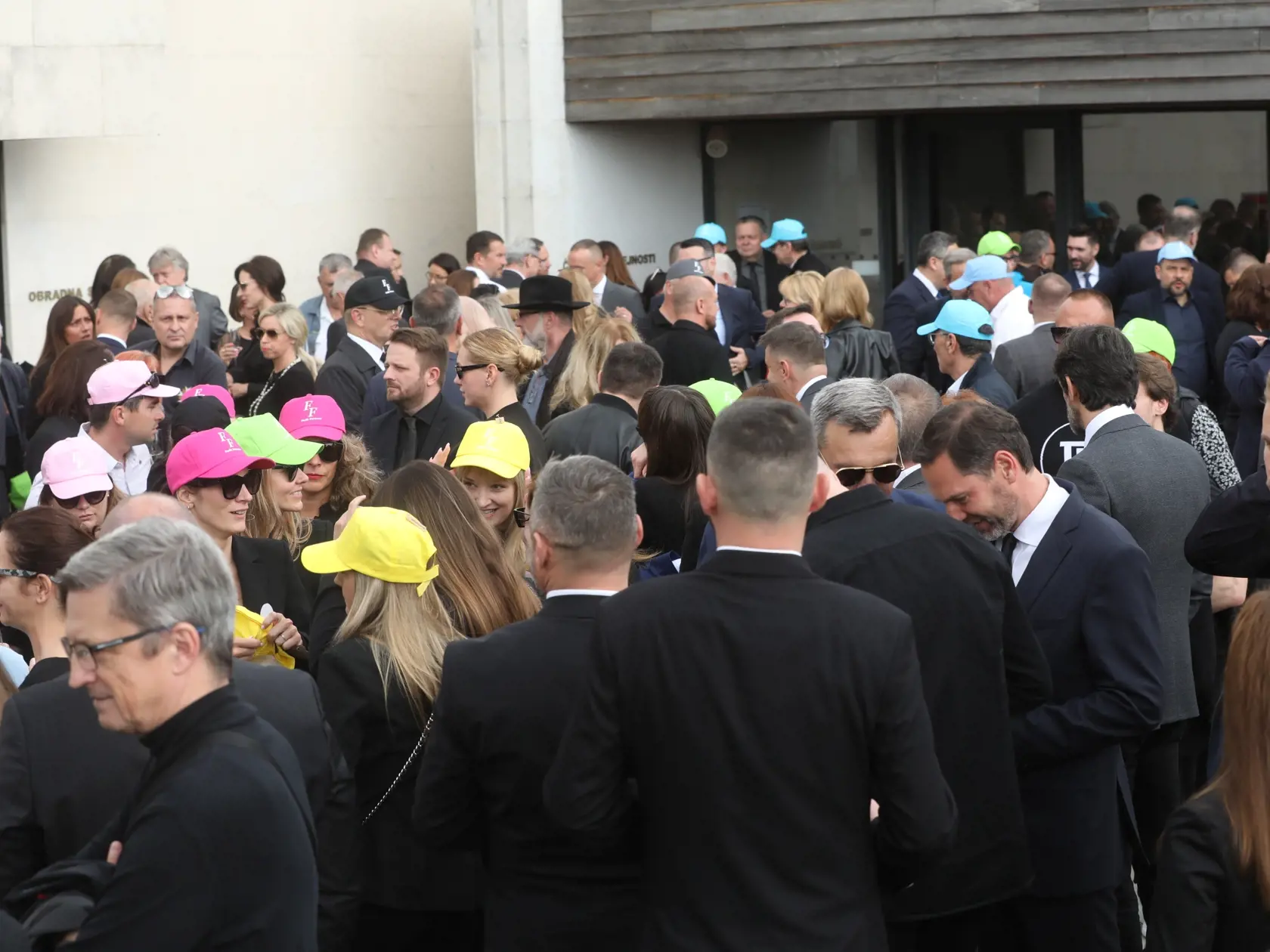 Trúchliaci odchádzali z pohrebu Fedora Flašíka vo farebných šiltovkách.