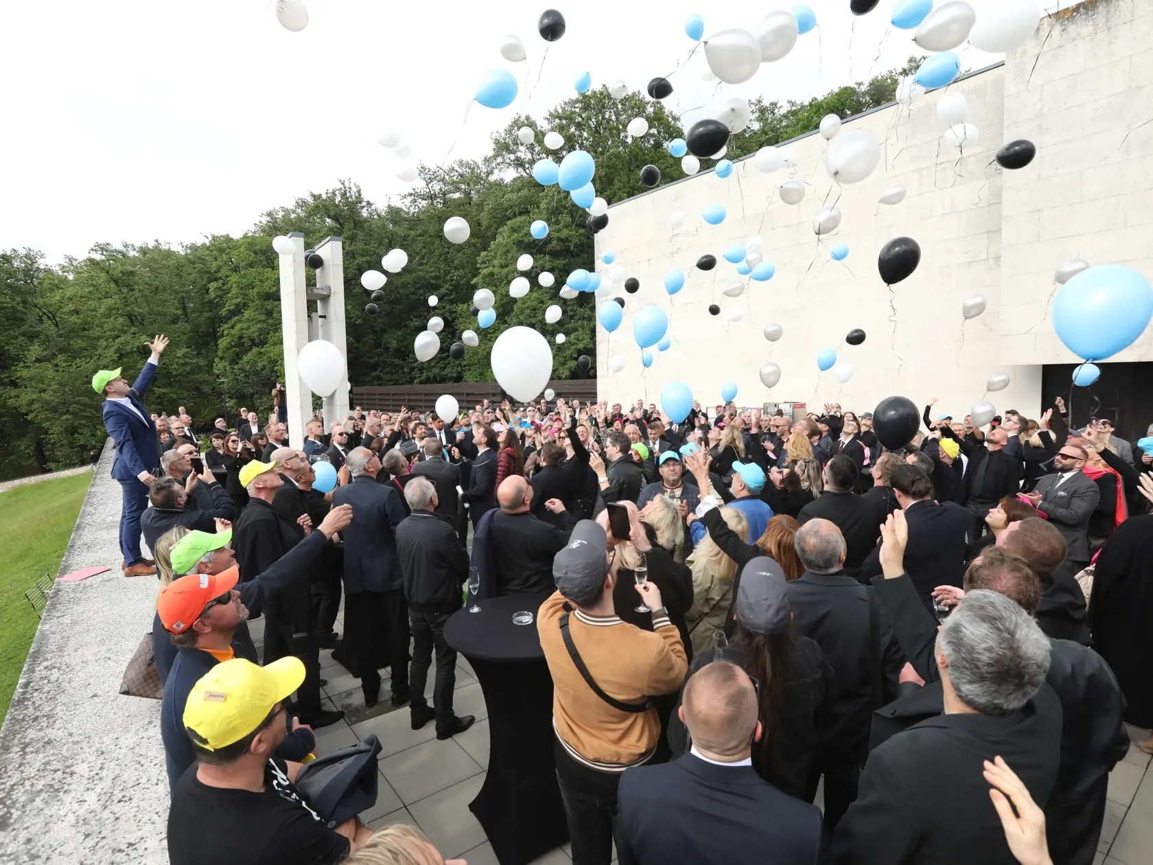 Pohreb Fedora Flašíka: Na záver vypustili smútiaci do neba balóny modrej, bielej a čiernej farby.