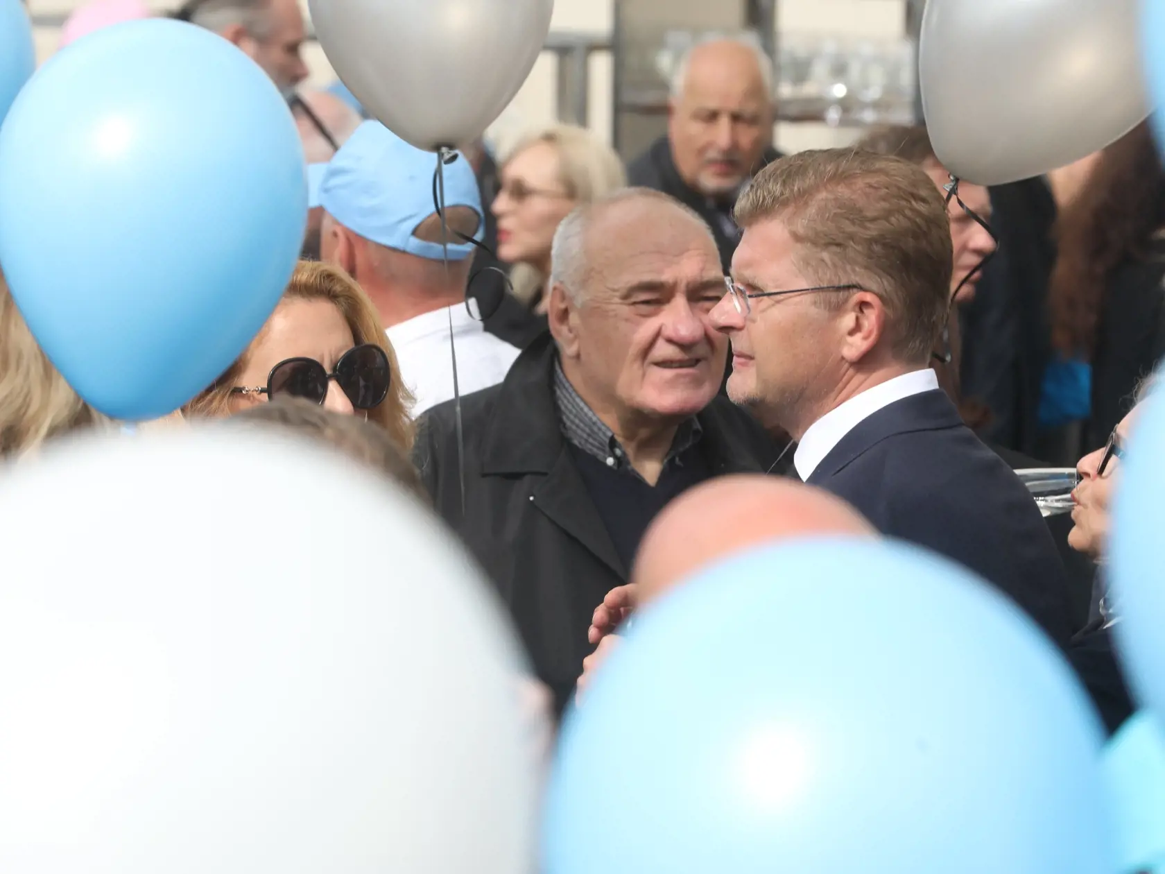 Pohreb Fedora Flašíka: Na záver vypustili smútiaci do neba balóny modrej, bielej a čiernej farby.