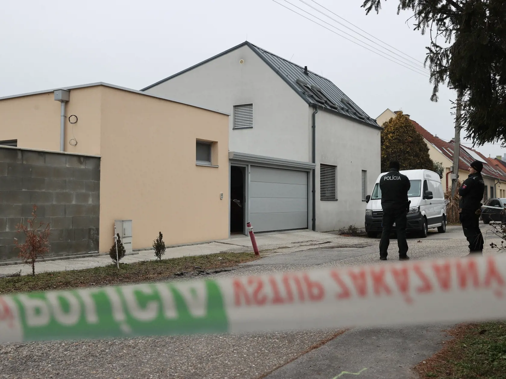 Na snímke je policajná hliadka na ulici Martinská 20, pred domom v ktorom mal muž zavraždiť svoju manželku.