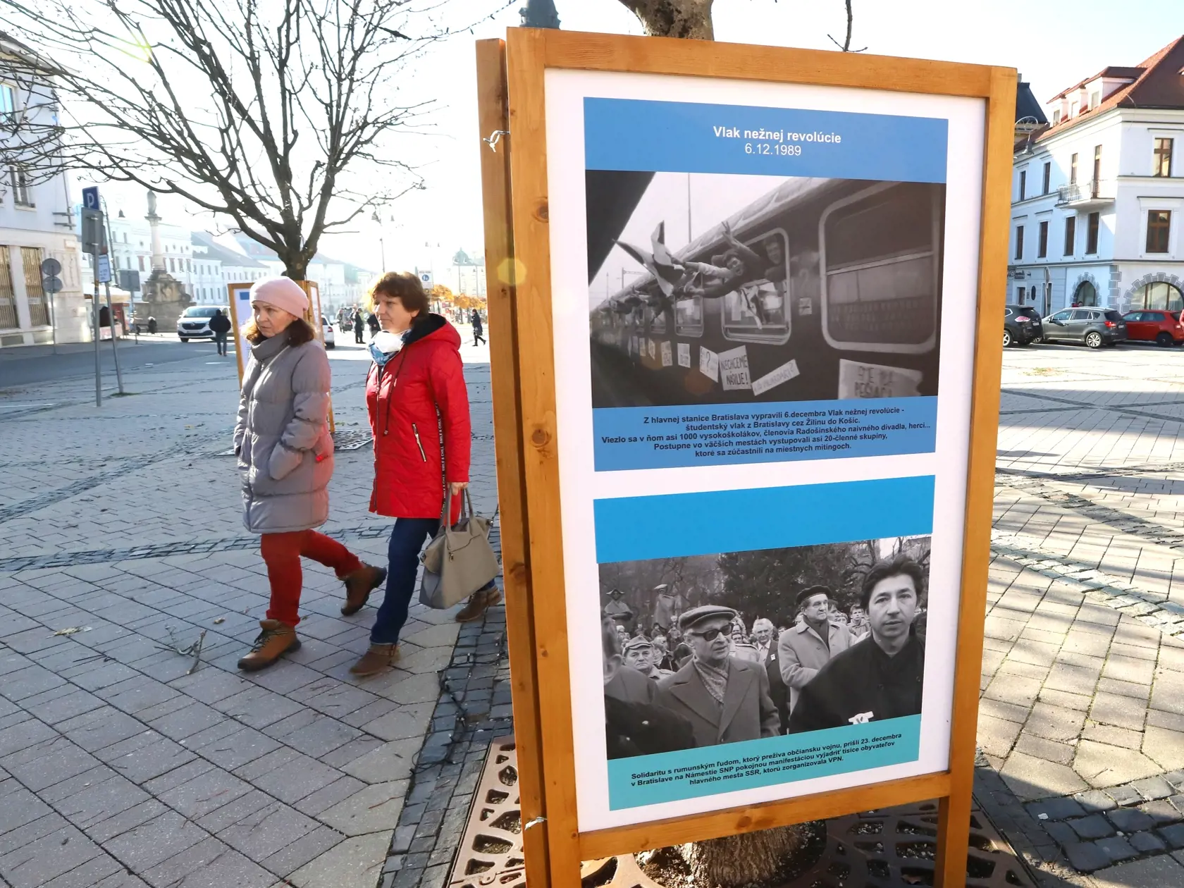Aj v tomto roku pripravilo pri príležitosti výročia Nežnej revolúcie 1989 mesto Banská Bystrica výstavu 26 nadrozmerných fotografií z archívu Tlačovej agentúry SR (TASR), ktoré zachytávajú dôležité udalosti pohnutých časov v meste pod Urpínom a celom Slovensku. Stojany s fotografiami, pripomínajúcimi dôležité historické udalosti nášho štátu, sú umiestnené popri stromovej aleji v centre mesta pred Barbakanom. V Banskej Bystrici 15. novembra 2021. FOTO TASR - Ján Krošlák 