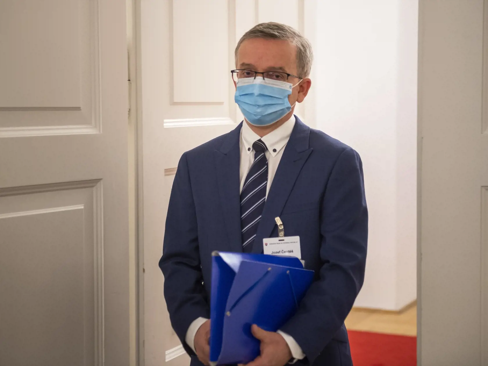 Na snímke kandidát na generálneho prokurátora Jozef Čentéš prichádza na schôdzu Ústavnoprávneho výboru NR SR, ktorý vypočúva kandidátov na generálneho prokurátora SR  v historickej budove NR SR na Župnom námestí v Bratislave vo štvrtok 19. novembra 2020. FOTO TASR - Jaroslav Novák
