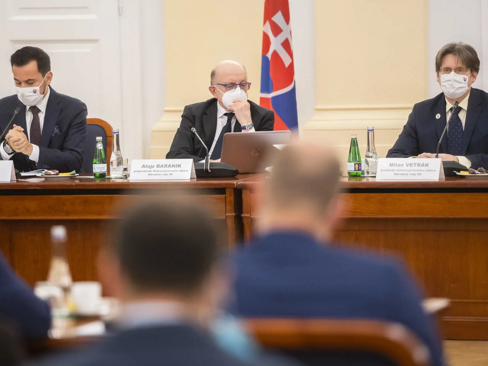 Na snímke zľava podpredseda NRSR a člen Ústavnoprávneho výboru NR SR Juraj Šeliga (Za ľudí), podpredseda Ústavnoprávneho výboru NR SR Alojz Baránik (SaS) a predseda Ústavnoprávneho výboru NR SR Milan Vetrák (OĽaNO) počas schôdze Ústavnoprávneho výboru NR SR, ktorý vypočúva kandidátov na generálneho prokurátora SR v historickej budove NR SR na Župnom námestí v Bratislave vo štvrtok 19. novembra 2020. FOTO TASR - Jaroslav Novák