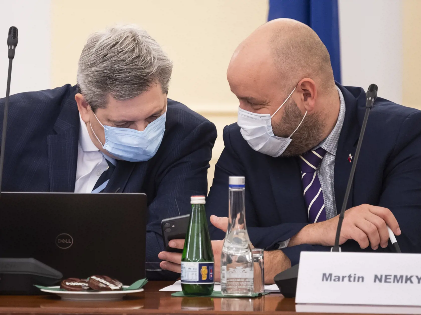Na snímke zľava podpredseda Ústavnoprávneho výboru NR SR Boris Susko (SMER-SD) a člen Ústavnoprávneho výboru NR SR Martin Nemky (SMER-SD) počas schôdze Ústavnoprávneho výboru NR SR, ktorý vypočúva kandidátov na generálneho prokurátora SR v historickej budove NR SR na Župnom námestí v Bratislave vo štvrtok 19. novembra 2020. FOTO TASR - Jaroslav Novák