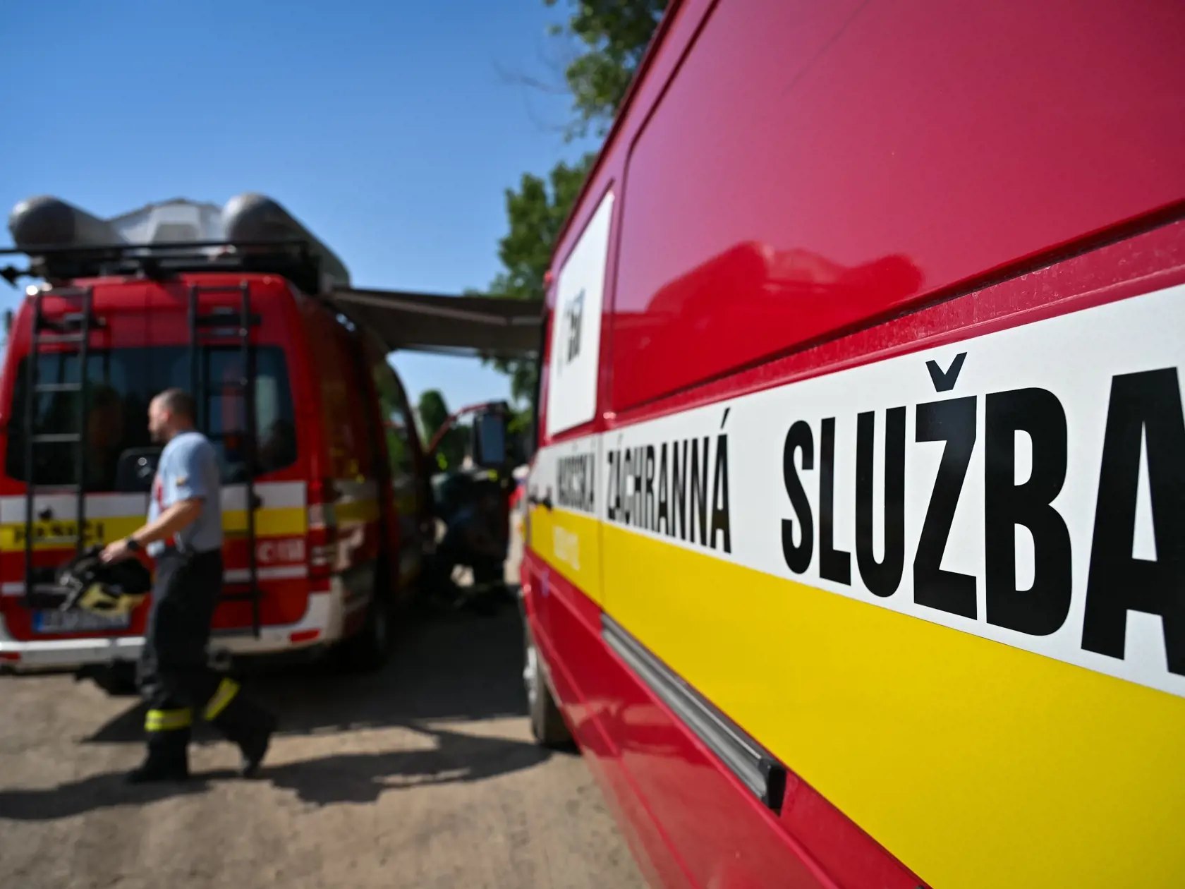 Na snímke príslušníci Hasičského a záchranného zboru (HaZZ) SR zasahujú pri požiari nelegálnej skládky v Podunajských Biskupiciach 25. júna 2024 v Bratislave. FOTO TASR - Pavol Zachar