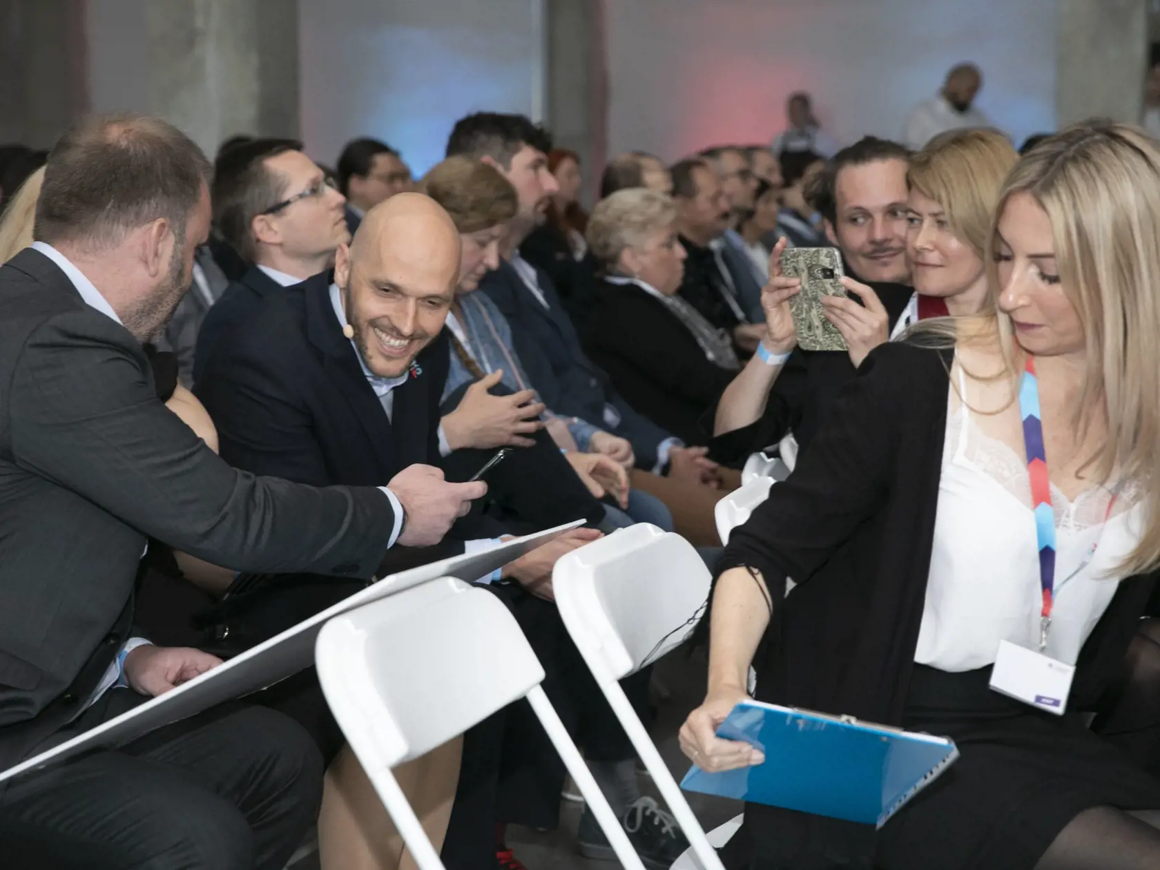 Hoci Zuzana Čaputová "vyšla" z radov Progresívneho Slovenska, robí všetko pre to, aby vo svojej funkcii pôsobila maximálne nestranne a profesionálne. Okamžite po zvolení za prezidentku na sneme PS vystúpila zo strany. S bývalými kolegami má napriek tomu dobrý vzťah.