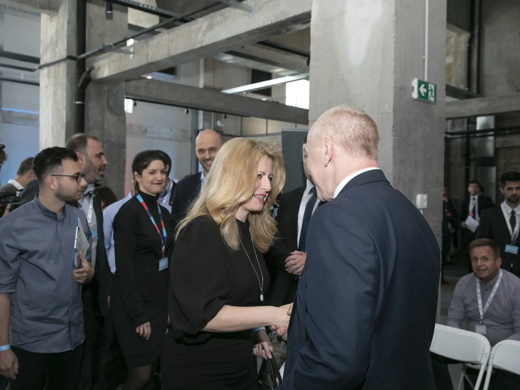Hoci Zuzana Čaputová "vyšla" z radov Progresívneho Slovenska, robí všetko pre to, aby vo svojej funkcii pôsobila maximálne nestranne a profesionálne. Okamžite po zvolení za prezidentku na sneme PS vystúpila zo strany. S bývalými kolegami má napriek tomu dobrý vzťah.