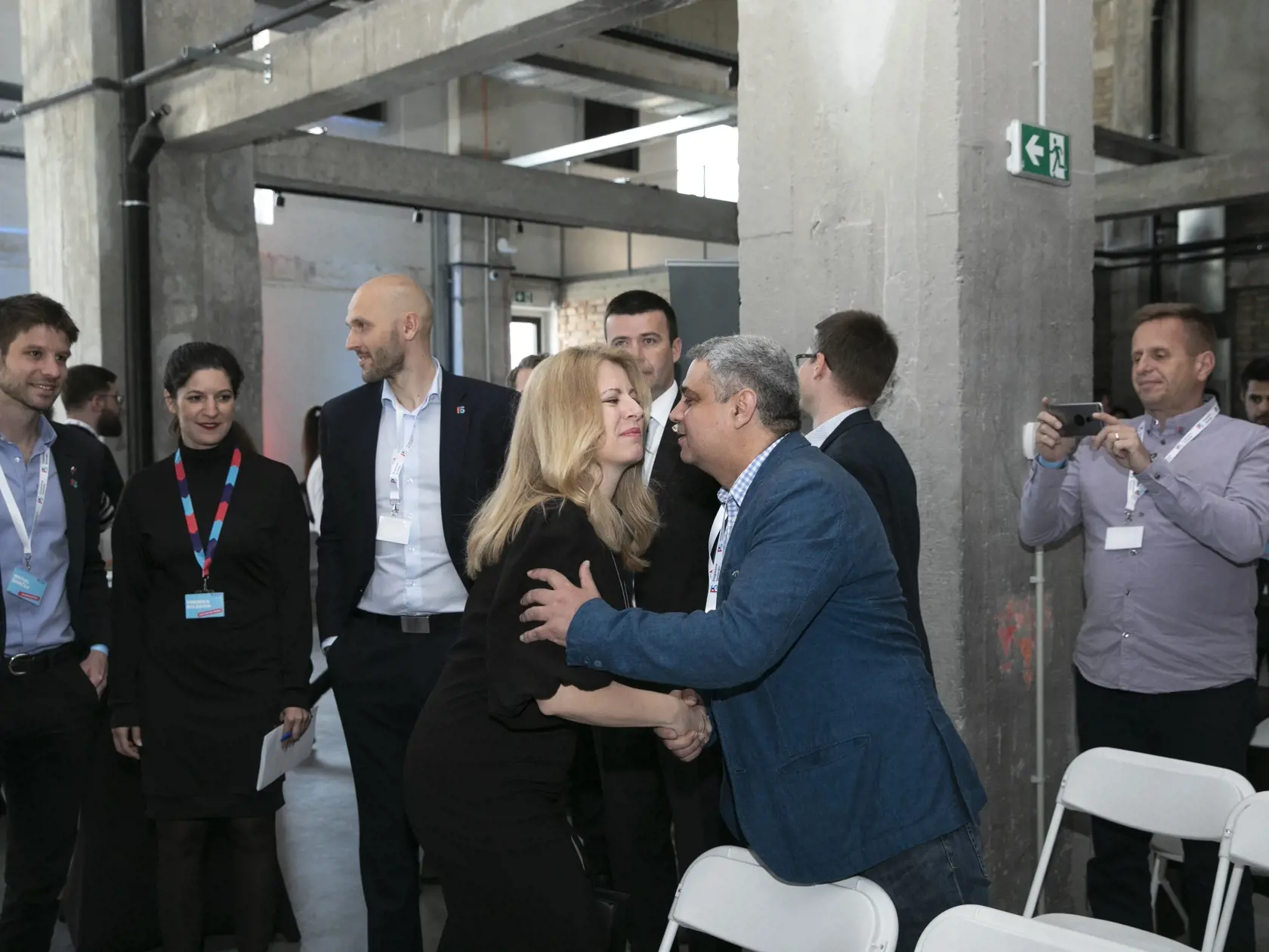 Hoci Zuzana Čaputová "vyšla" z radov Progresívneho Slovenska, robí všetko pre to, aby vo svojej funkcii pôsobila maximálne nestranne a profesionálne. Okamžite po zvolení za prezidentku na sneme PS vystúpila zo strany. S bývalými kolegami má napriek tomu dobrý vzťah.