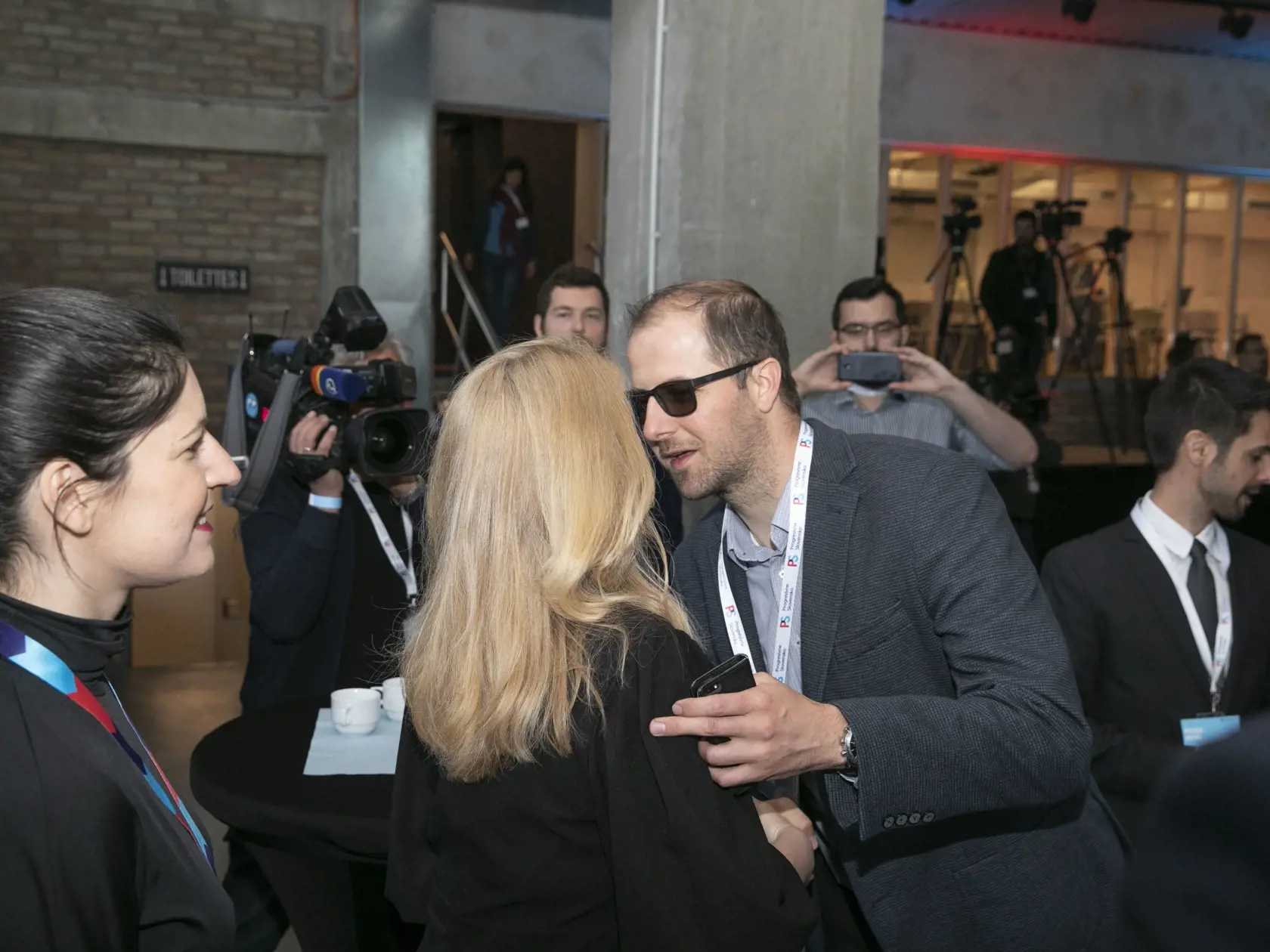 Hoci Zuzana Čaputová "vyšla" z radov Progresívneho Slovenska, robí všetko pre to, aby vo svojej funkcii pôsobila maximálne nestranne a profesionálne. Okamžite po zvolení za prezidentku na sneme PS vystúpila zo strany. S bývalými kolegami má napriek tomu dobrý vzťah.