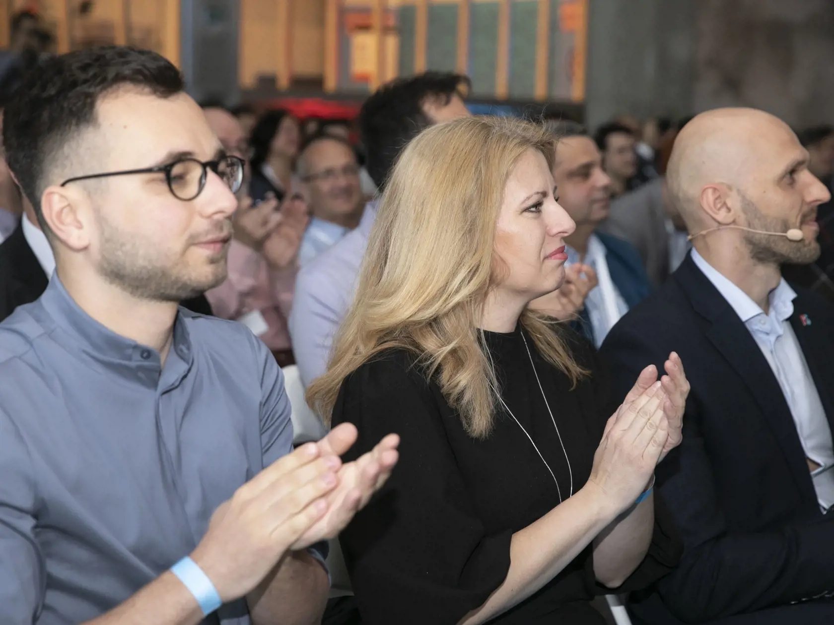 Hoci Zuzana Čaputová "vyšla" z radov Progresívneho Slovenska, robí všetko pre to, aby vo svojej funkcii pôsobila maximálne nestranne a profesionálne. Okamžite po zvolení za prezidentku na sneme PS vystúpila zo strany. S bývalými kolegami má napriek tomu dobrý vzťah.