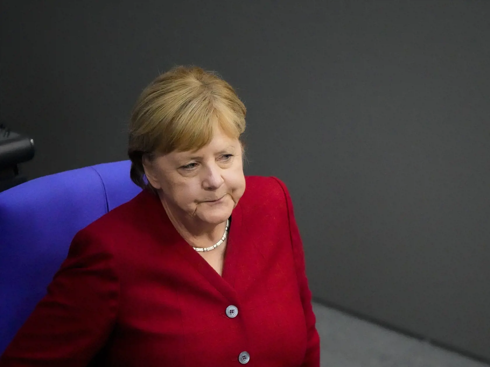 Nemecká kancelárka Angela Merkelová odsúdila štvrtkový "ohavný" pri letisku v Kábule. "Zatiaľ nepoznáme všetky podrobnosti, ale teroristi sa zamerali na ľudí čakajúcich pred bránami letiska, ktorí dúfali, že sa im podarí odísť (z Afganistanu). Chceli bezpečnosť a slobodu, preto je to v tejto veľmi napätej situácii ohavný útok," povedala Merkelová