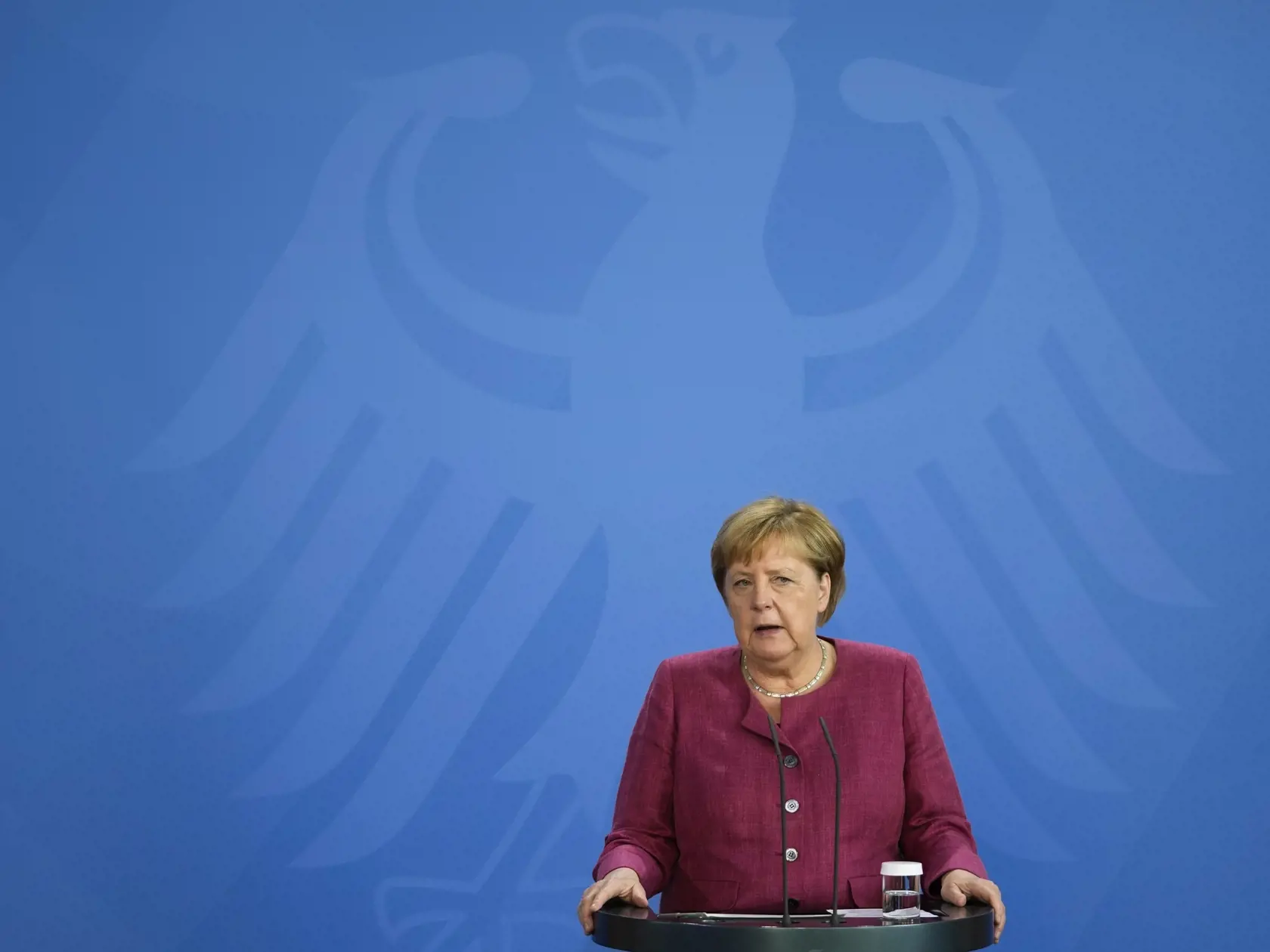 Nemecká kancelárka Angela Merkelová odsúdila štvrtkový "ohavný" pri letisku v Kábule. "Zatiaľ nepoznáme všetky podrobnosti, ale teroristi sa zamerali na ľudí čakajúcich pred bránami letiska, ktorí dúfali, že sa im podarí odísť (z Afganistanu). Chceli bezpečnosť a slobodu, preto je to v tejto veľmi napätej situácii ohavný útok," povedala Merkelová