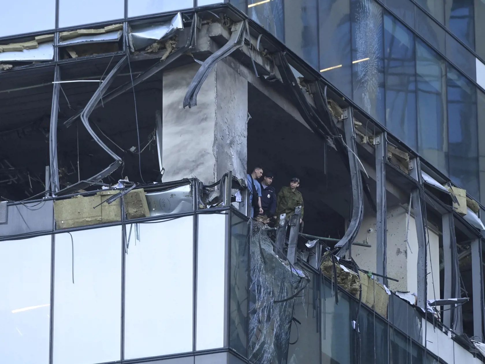 WA 10 Moskva - Vyšetrovatelia si prezerajú materiálne škody po ukrajinskom dronovom útoku na kancelárske budovy v ruskej metropole Moskva v sobotu 30. júla 2023. Dronový útok si v noci na nedeľu vyžiadal jedného zraneného a viedol k dočasnému uzatvoreniu letiska Vnukovo. FOTO TASR/AP 


Investigators examine a damaged skyscraper in the "Moscow City" business district after a reported drone attack in Moscow, Russia, early Sunday, July 30, 2023. (AP Photo)