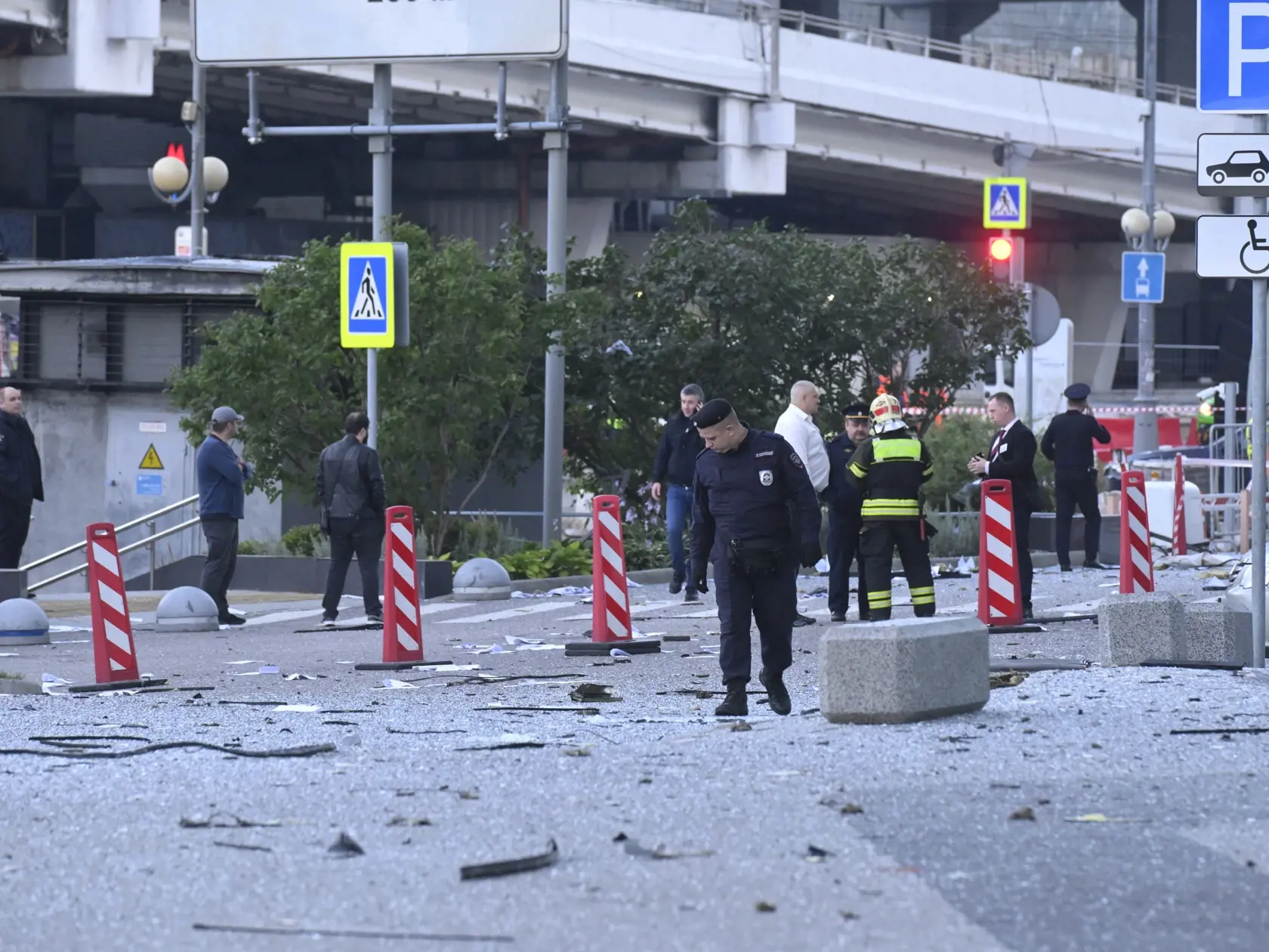 WA 4 Moskva - Vyšetrovatelia zasahujú po ukrajinskom dronovom útoku na kancelárske budovy v ruskej metropole Moskva v sobotu 30. júla 2023. Dronový útok si v noci na nedeľu vyžiadal jedného zraneného a viedol k dočasnému uzatvoreniu letiska Vnukovo. FOTO TASR/AP 


Investigators examine an area next to the damaged skyscraper in the "Moscow City" business district after a reported drone attack in Moscow, Russia, early Sunday, July 30, 2023. (AP Photo)
