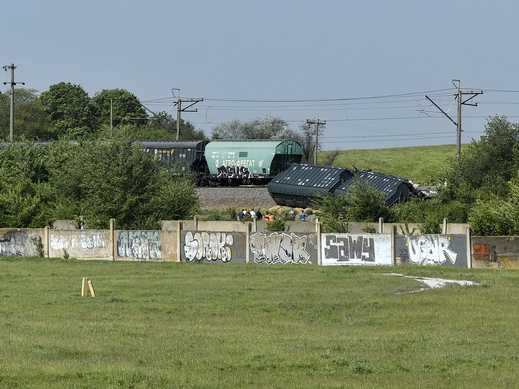 WA 32 Simferopol - Na snímke vlak s obilím, ktorý sa vykoľajil v dôsledku "zásahu tretej strany" na polostrove Krym vo štvrtok 18. mája 2023. FOTO TASR/AP

Derailed train cars carrying grain are seen next to the railroad track, Crimea, Thursday, May 18, 2023. Quoting a source within the emergency services, state news agency RIA Novosti said that the incident occurred not far from the city of Simferopol. The Crimean Railway reported that the derailment was caused by "the interference of unauthori