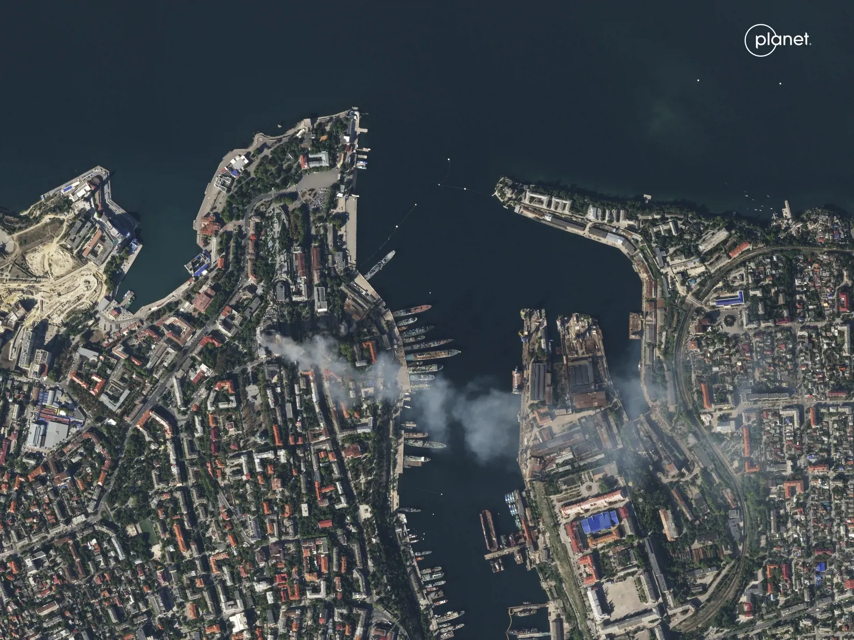 WA 24 Sevastopol - Na satelitnej snímke americkej spoločnosti Planet Labs PBC z 22. septembra 2023 dym stúpa po útoku na veliteľstvo ruskej Čiernomorskej flotily v Sevastopole na anektovanom ukrajinskom polostrove Krym. Ukrajina vykonala minulotýždňový útok na veliteľstvo ruskej Čiernomorskej flotily v Sevastopole v úzkej koordinácii s tajnými službami Spojených štátov a Veľkej Británie. Na brífingu to podľa agentúry AFP uviedla hovorkyňa ruského ministerstva zahraničných vecí Marija Zacharovová