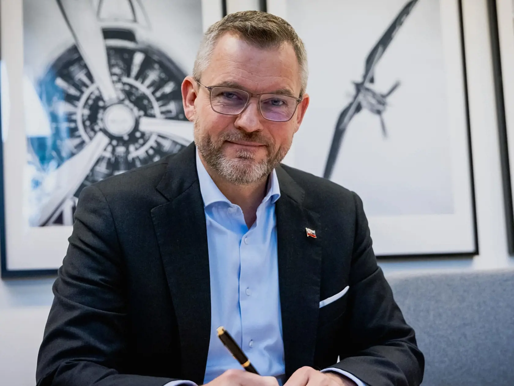 Prezident Peter Pellegrini nosí okuliare len na čítanie. Do diaľky vidí perfektne.