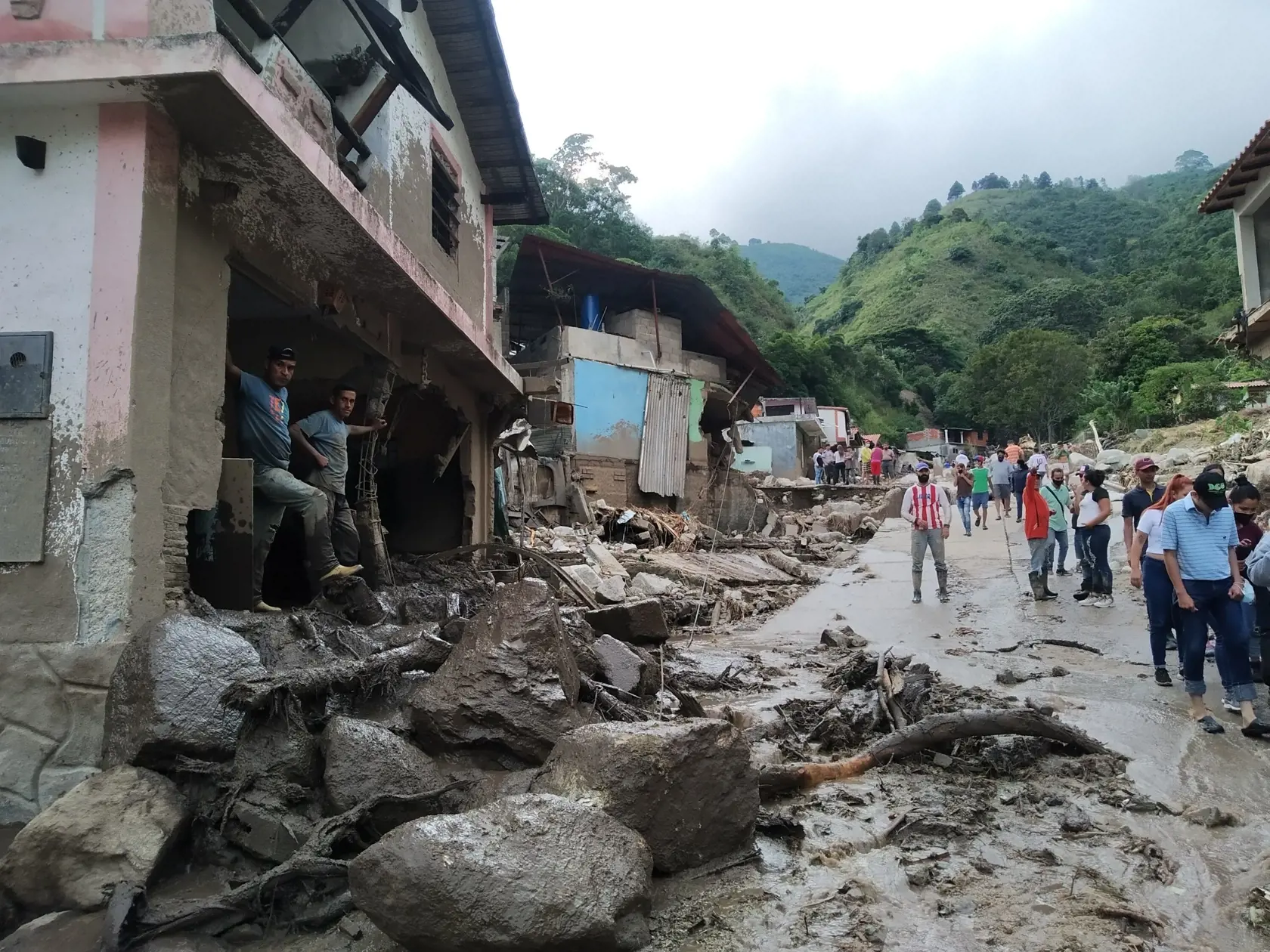 WA 5 Valle del Mocoties - Na snímke obyvatelia kráčajú ulicou pokrytou bahnom v dôsledku záplav a zosuvov pôdy v oblasti Valle del Mocotie, štáte Mérida na západe Venezuely v stredu 25. augusta 2021. FOTO TASR/AP