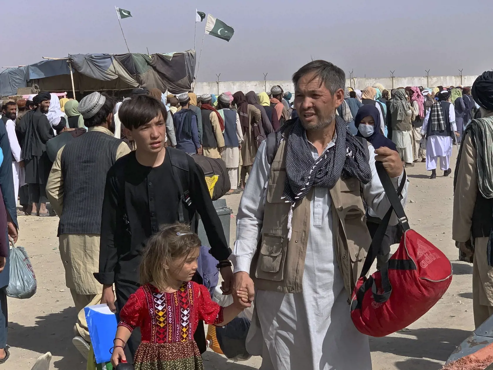 JB 20 Čaman - Afganská rodina, ktorá opustila svoj domov, čaká na transport po tom, ako prekročila cez hranicu do Pakistanu v blízkosti hraničného priechodu medzi Pakistanom a Afganistanom, ktorý pred niekoľkými dňami zatvorili, v pakistanskom meste Čaman 26. augusta 2021. FOTO TASR/AP