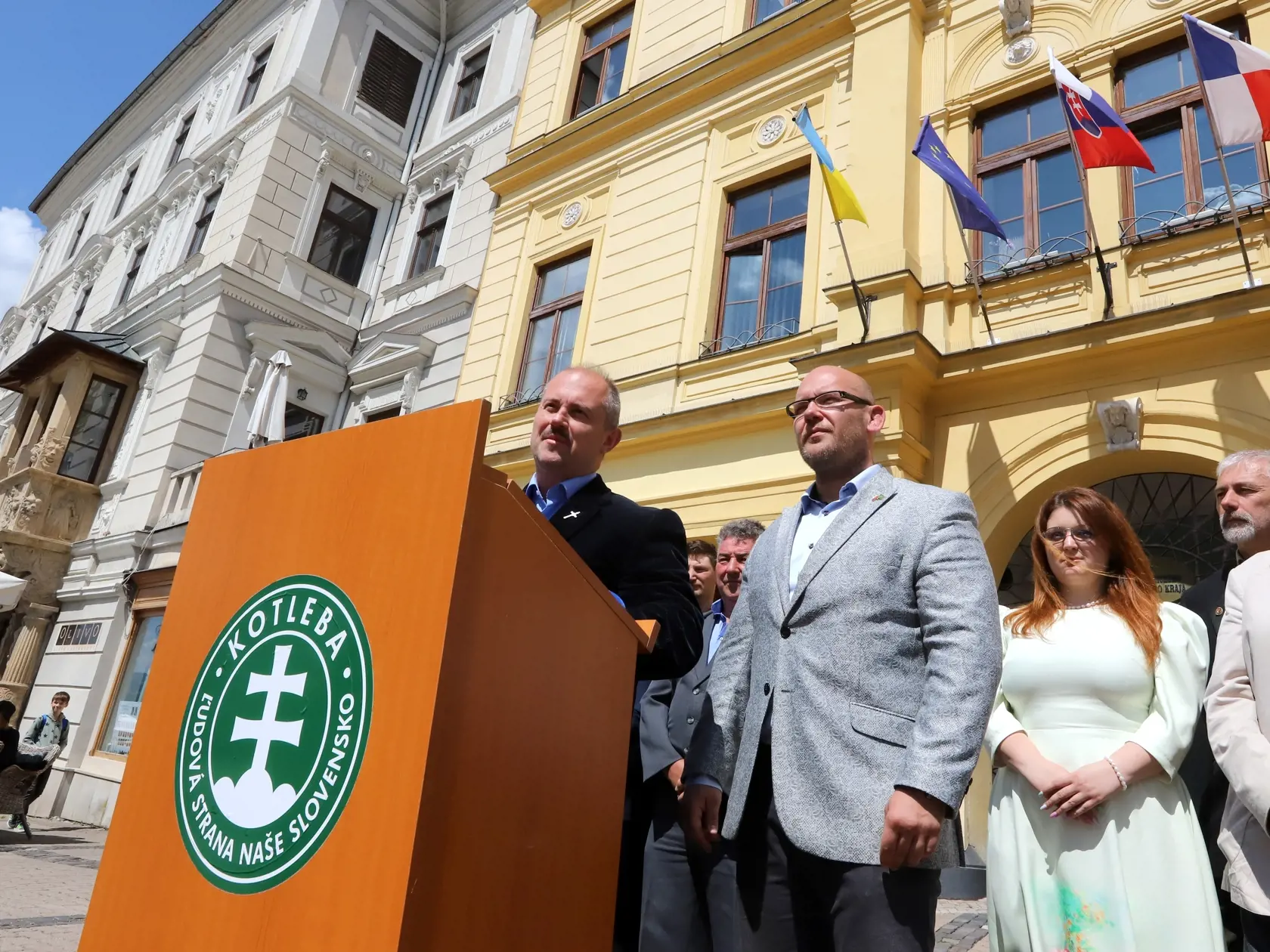 Na snímke zľava Marian Kotleba a kandidát na post predsedu Banskobystrického samosprávneho kraja (BBSK) Marek Kotleba počas tlačovej konferencie Ľudovej strany Naše Slovensko (ĽSNS) pred Úradom BBSK v Banskej Bystrici v stredu 1. júna 2022. FOTO TASR - Ján Krošlák

