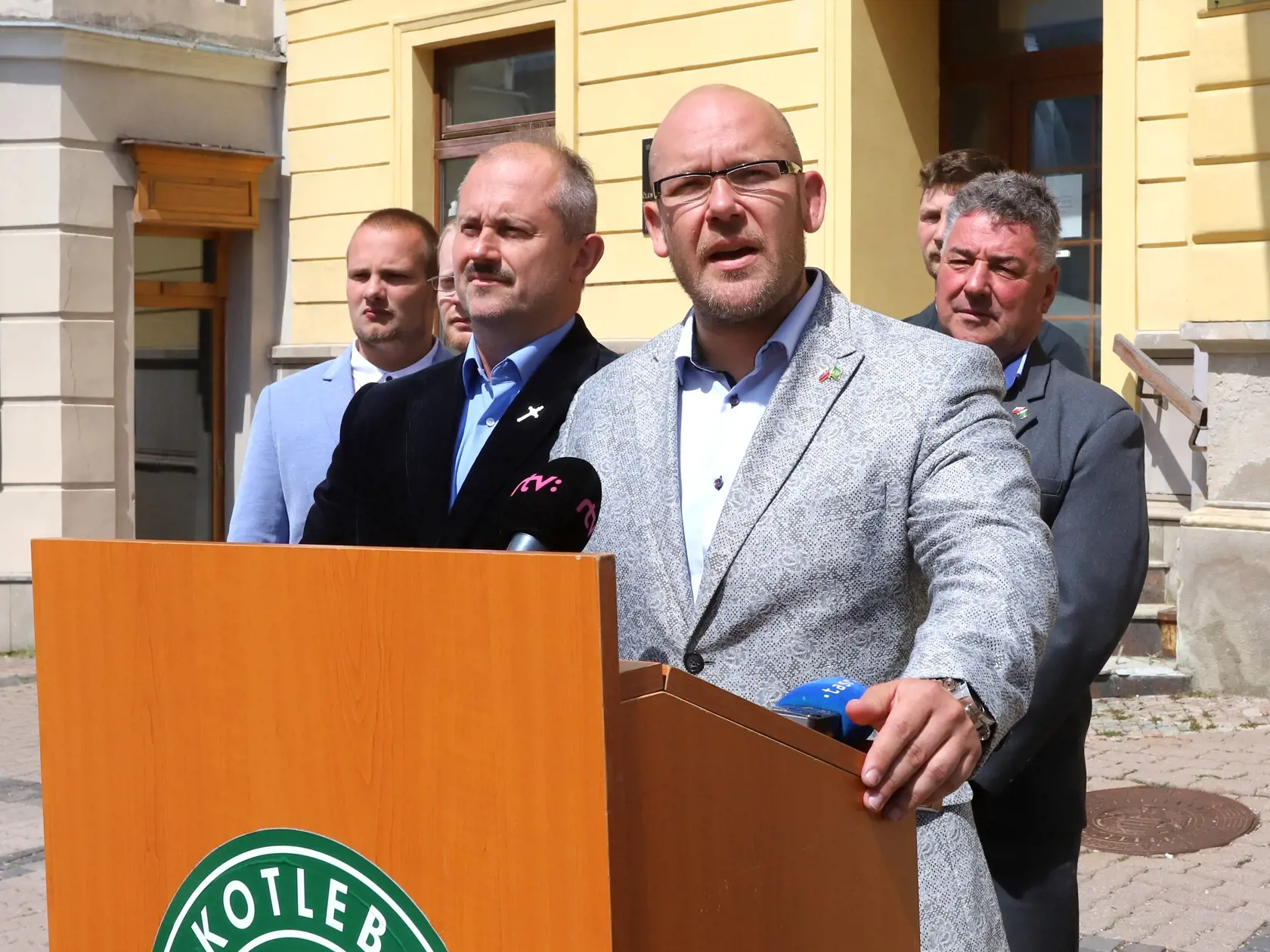 Na snímke uprostred Marian Kotleba a kandidát na post predsedu Banskobystrického samosprávneho kraja (BBSK) Marek Kotleba počas tlačovej konferencie Ľudovej strany Naše Slovensko (ĽSNS) pred Úradom BBSK v Banskej Bystrici v stredu 1. júna 2022. FOTO TASR - Ján Krošlák

