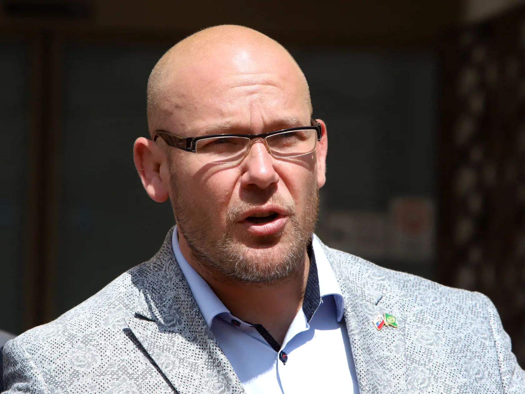 Na snímke kandidát na post predsedu Banskobystrického samosprávneho kraja (BBSK) Marek Kotleba počas tlačovej konferencie Ľudovej strany Naše Slovensko (ĽSNS) v Banskej Bystrici v stredu 1. júna 2022. FOTO TASR - Ján Krošlák

