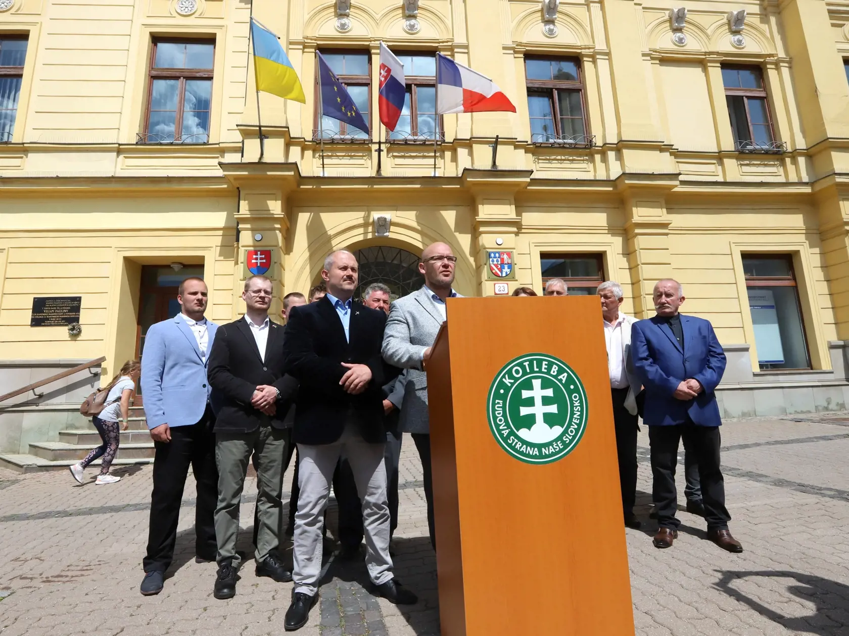 Na snímke v popredí zľava Marian Kotleba a kandidát na post predsedu Banskobystrického samosprávneho kraja (BBSK) Marek Kotleba počas tlačovej konferencie Ľudovej strany Naše Slovensko (ĽSNS) pred Úradom BBSK v Banskej Bystrici v stredu 1. júna 2022. FOTO TASR - Ján Krošlák

