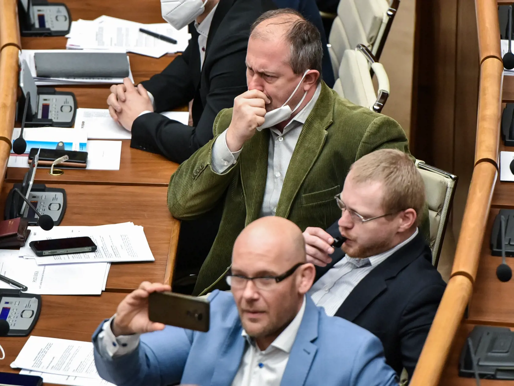 Na snímke poslanci strany Kotlebovci - Ľudová strana Naše Slovensko zhora predseda strany Marian Kotleba, Rastislav Schlosár, Marek Kotleba reagujú po tom, čo poslanci parlamentu odsúhlasili dohodu o obrannej spolupráci Slovenska s USA na 55. schôdzi NR SR v Bratislave v stredu 9. februára 2022. FOTO TASR - Pavol Zachar