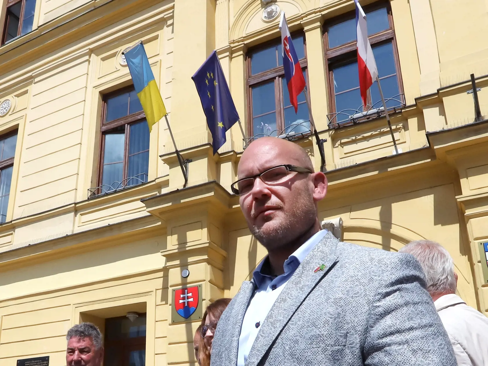 Na snímke kandidát na post predsedu Banskobystrického samosprávneho kraja (BBSK) Marek Kotleba počas tlačovej konferencie Ľudovej strany Naše Slovensko (ĽSNS) v Banskej Bystrici v stredu 1. júna 2022. FOTO TASR - Ján Krošlák

