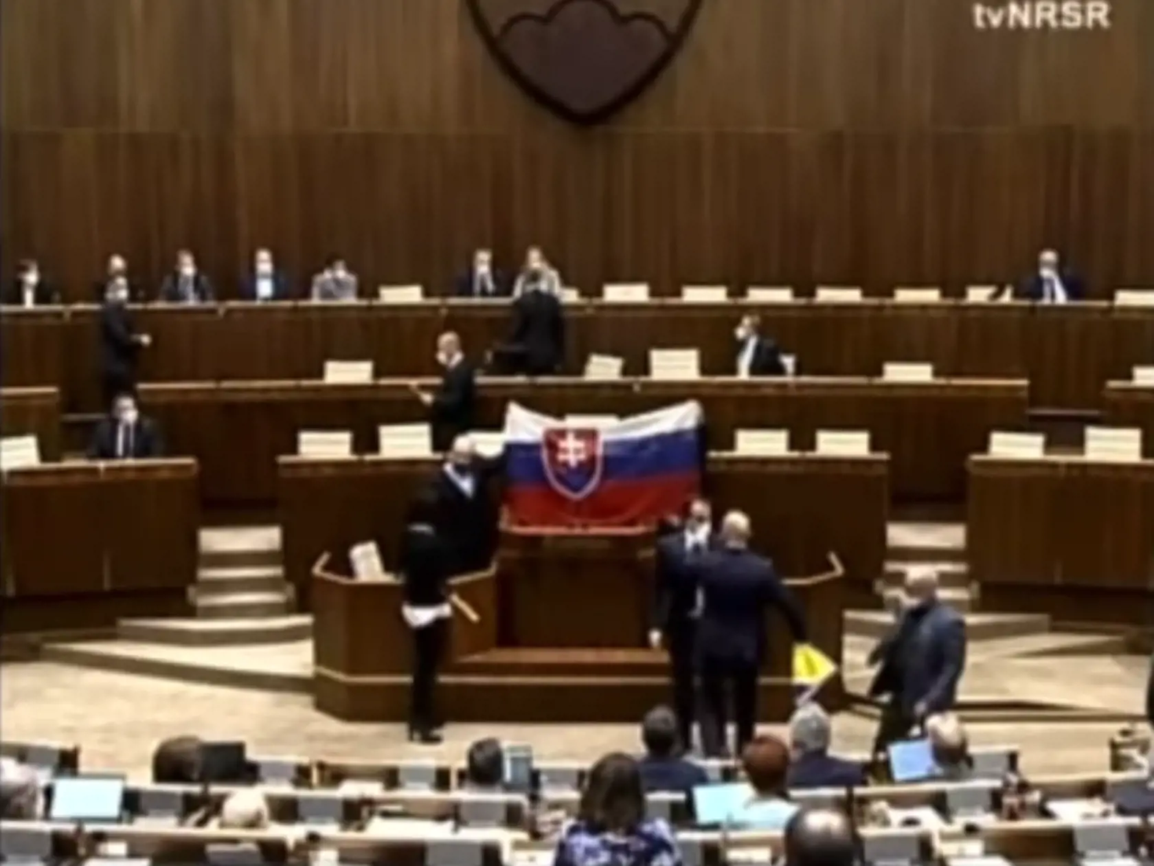 Strhol mu rúško: Kotleba zakončil svoje "vystúpenie" tým, že vzal Žiakovi vlajku a z tváre mu strhol rúško.